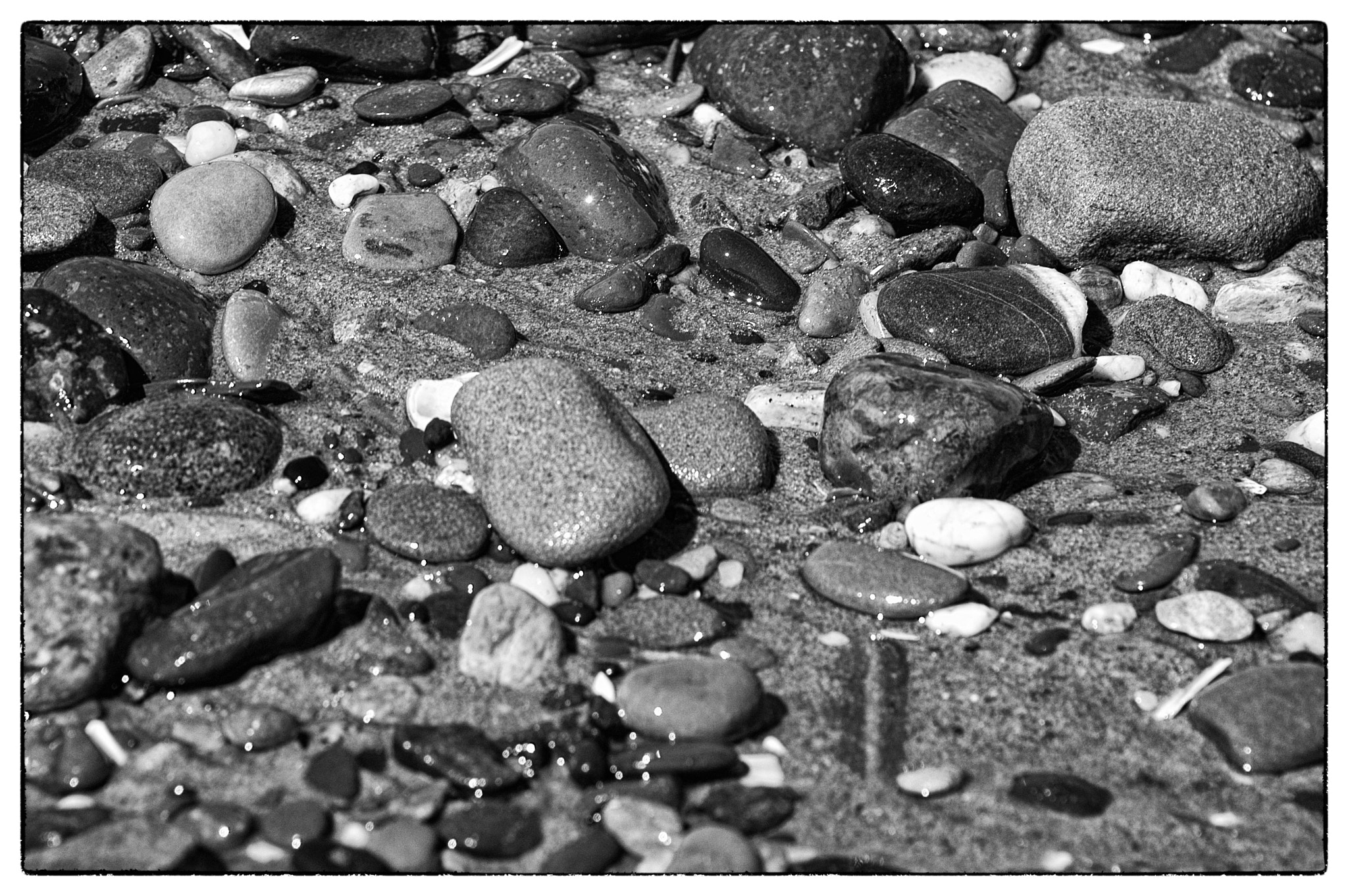 Nikon D70s + Nikon AF-S Nikkor 70-300mm F4.5-5.6G VR sample photo. Pebbles on the beach photography