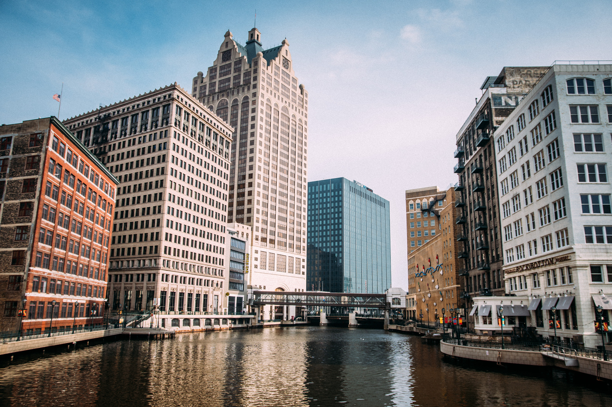 Sony a6300 + Sony DT 50mm F1.8 SAM sample photo. Milwaukee river walk photography