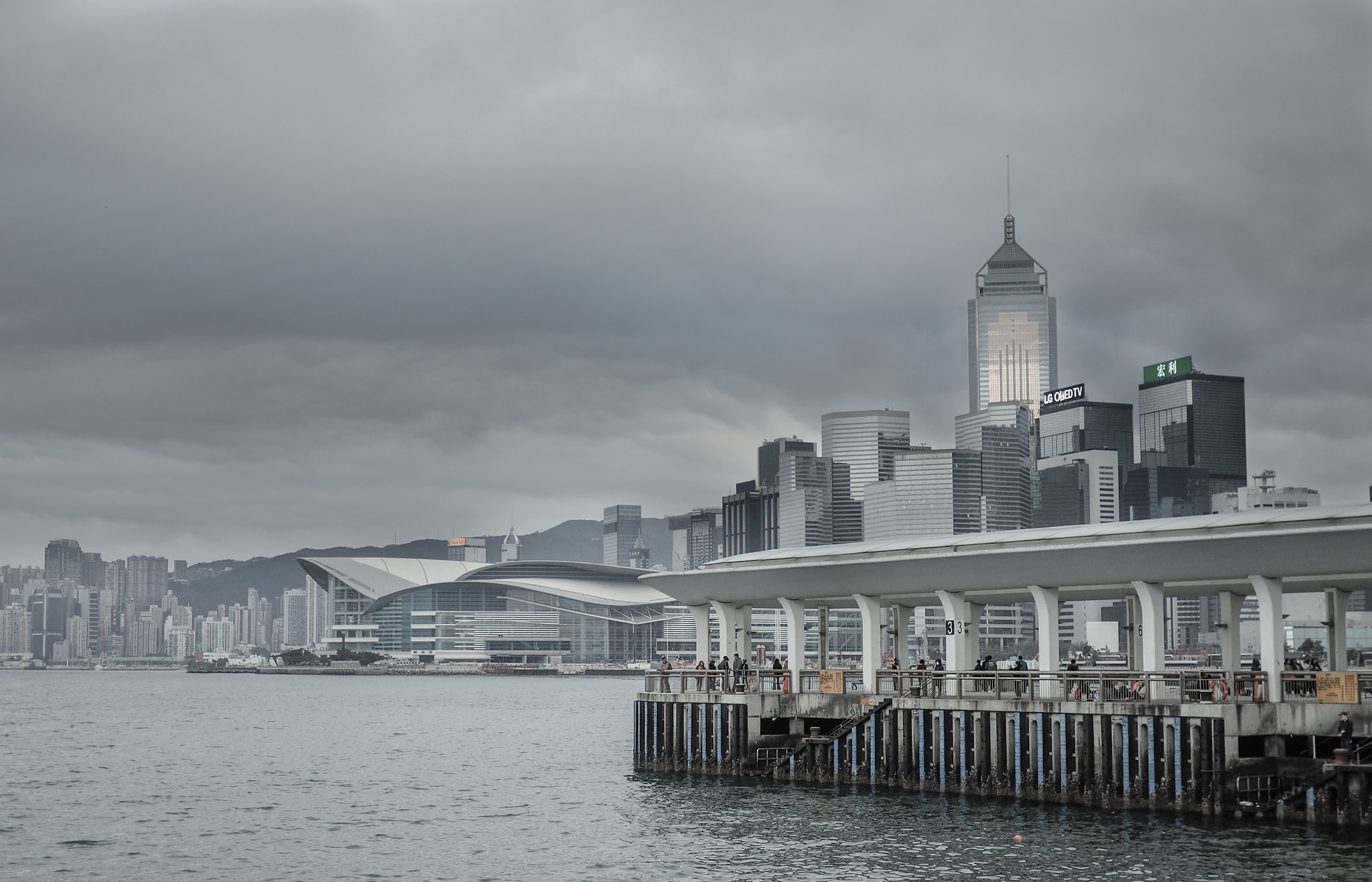 Olympus OM-D E-M5 II + LUMIX G 20/F1.7 II sample photo. Storm brewing in hk photography
