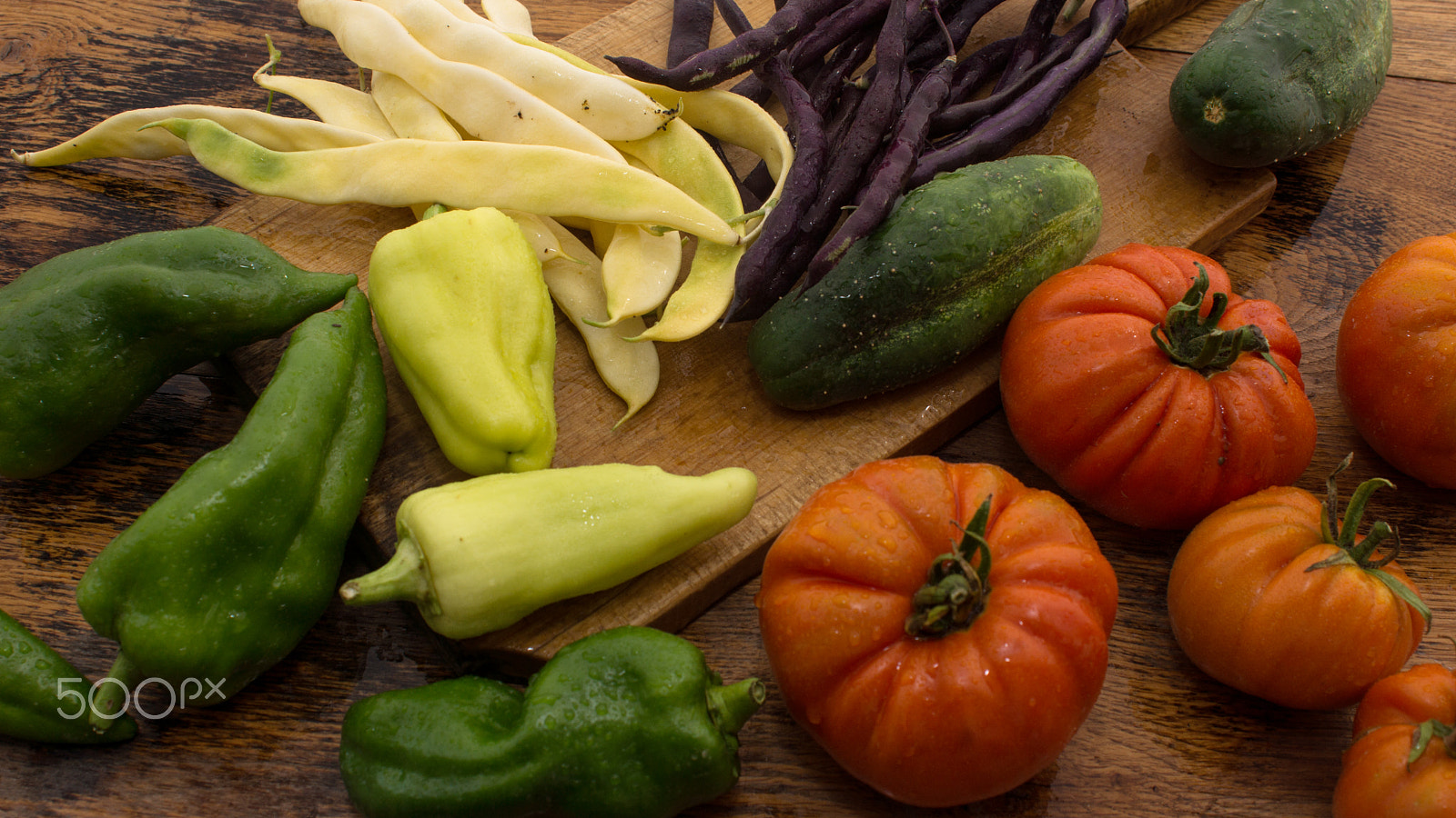 Sony SLT-A77 + Minolta AF 28-85mm F3.5-4.5 sample photo. Several vegetables on wooden chopping board and table. photography