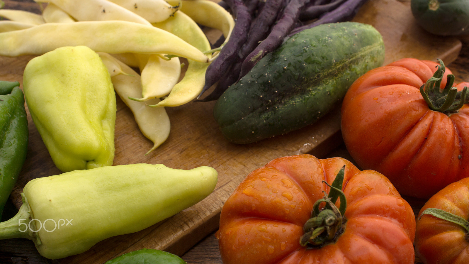 Sony SLT-A77 + Minolta AF 28-85mm F3.5-4.5 sample photo. Several vegetables on wooden chopping board and table. photography