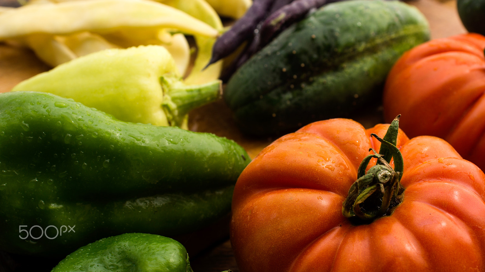 Sony SLT-A77 + Minolta AF 28-85mm F3.5-4.5 sample photo. Several vegetables on wooden chopping board and table. photography