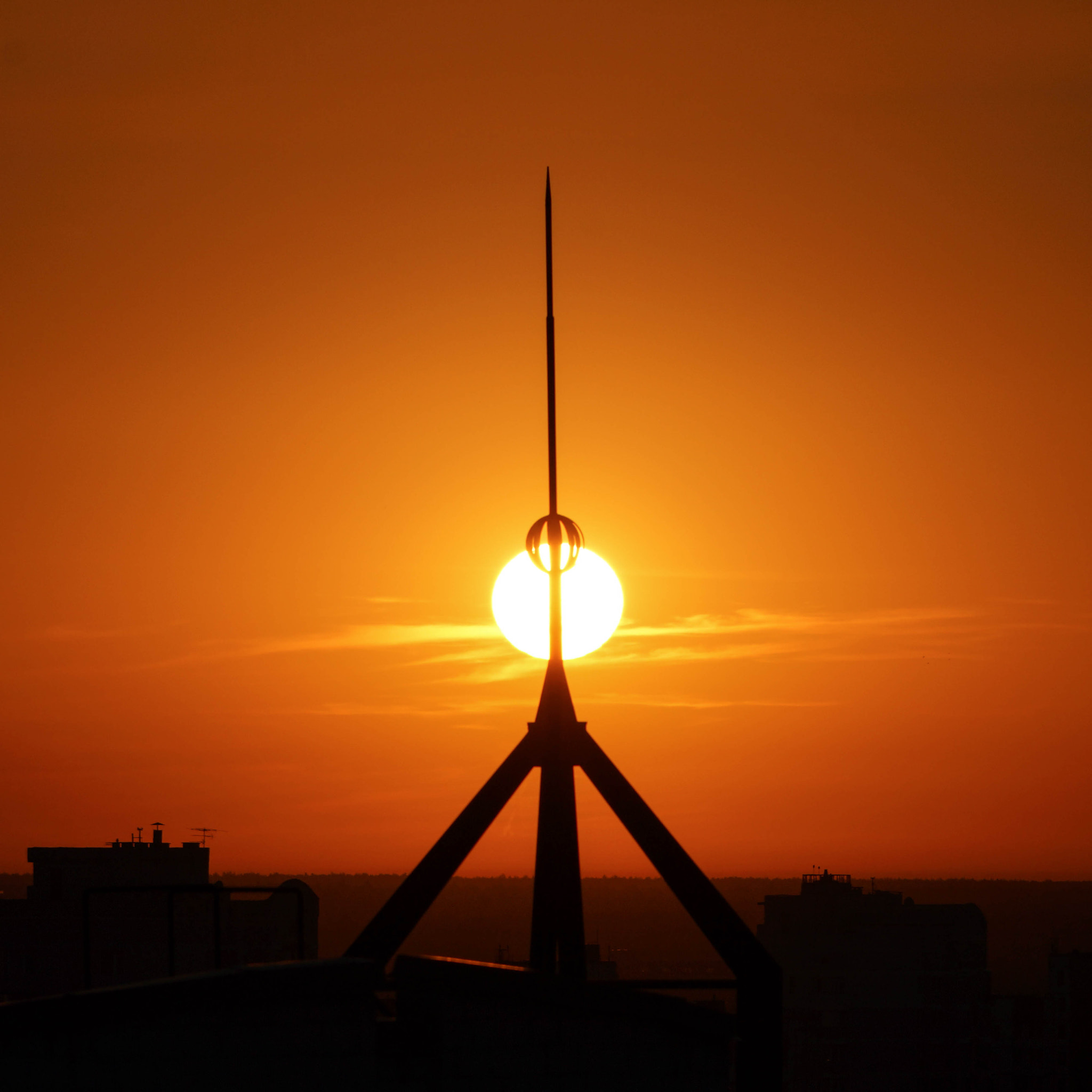 Sony SLT-A65 (SLT-A65V) + Sony DT 55-200mm F4-5.6 SAM sample photo. 4:43 am on the roof photography