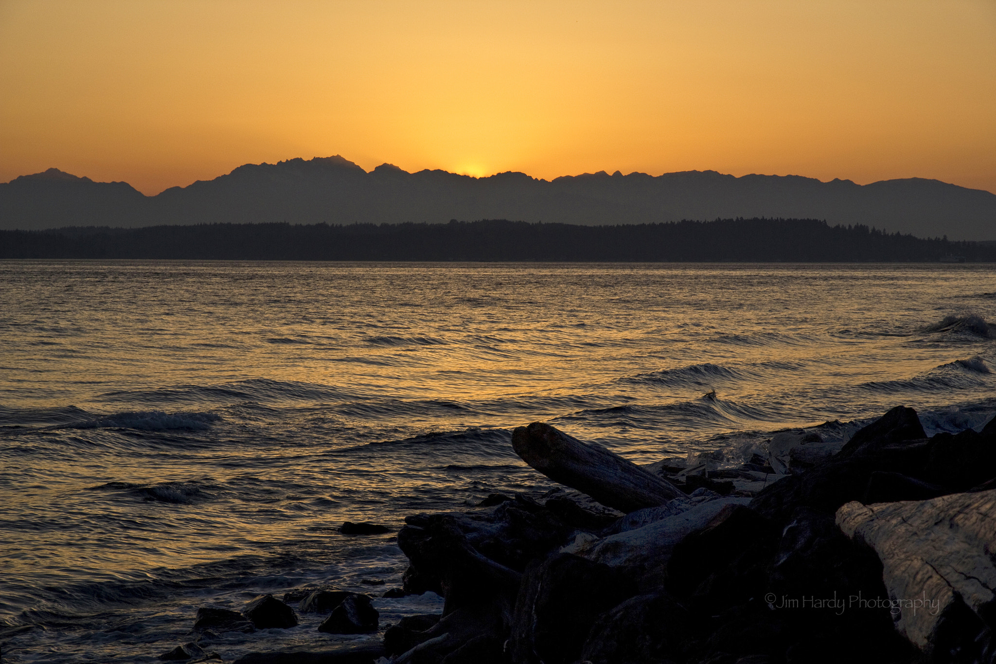 Canon EOS 550D (EOS Rebel T2i / EOS Kiss X4) + Canon EF-S 15-85mm F3.5-5.6 IS USM sample photo. Golden sunset on beach drive photography