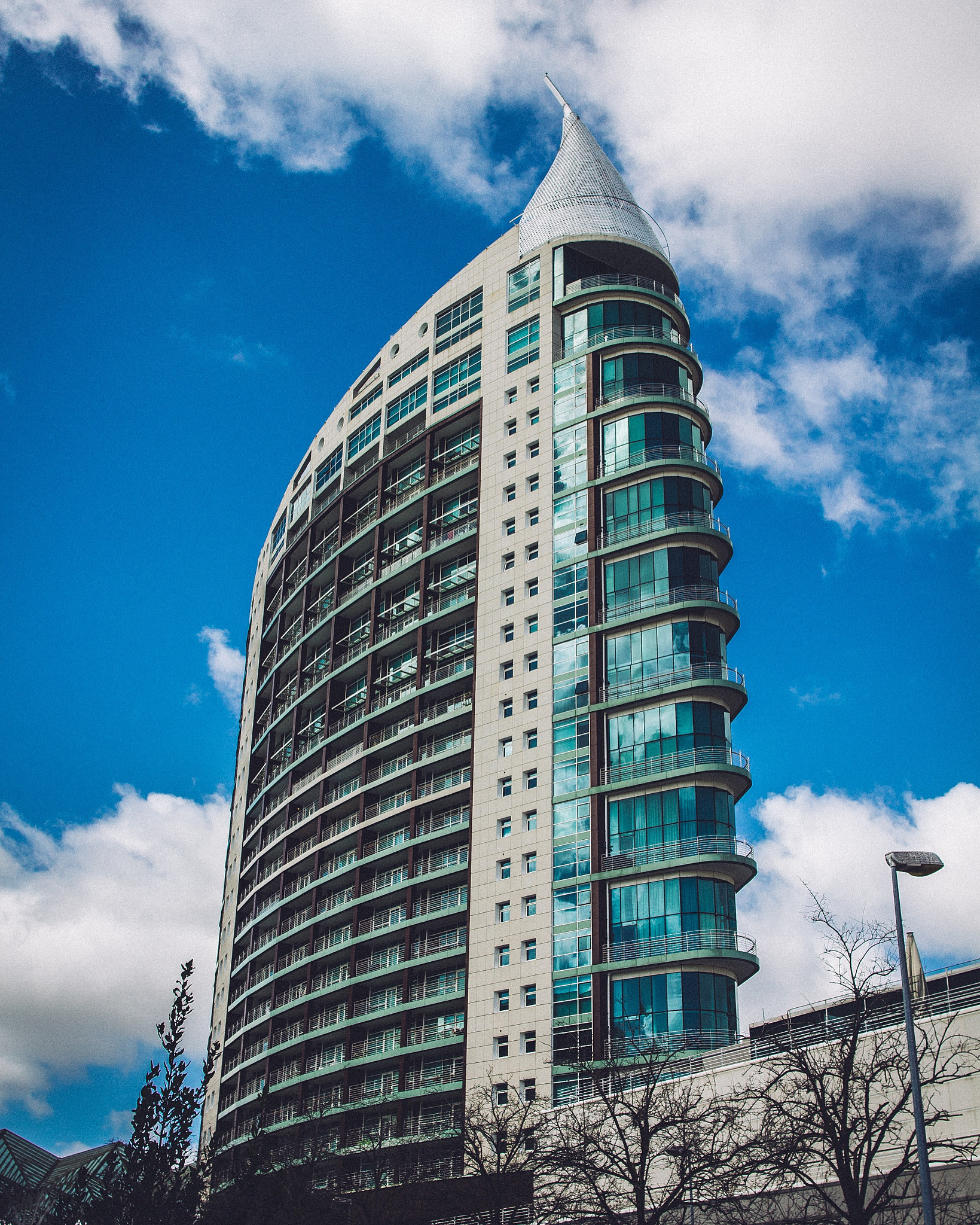 Canon EOS 550D (EOS Rebel T2i / EOS Kiss X4) + Canon EF 24mm F1.4L II USM sample photo. Portuguese building photography