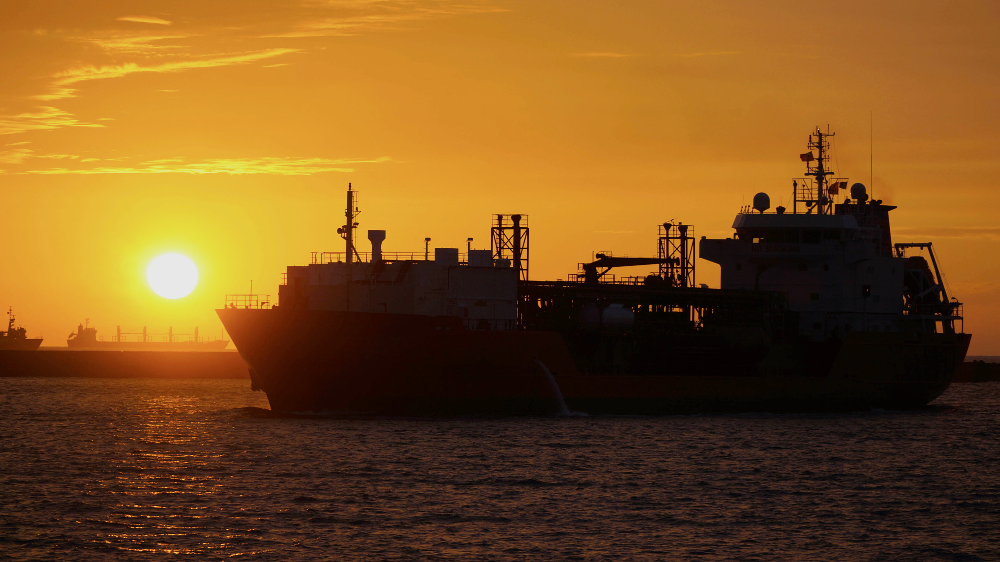 Sony Alpha NEX-7 + Sony E PZ 18-105mm F4 G OSS sample photo. A tanker ship returning to the kaohsiung port photography