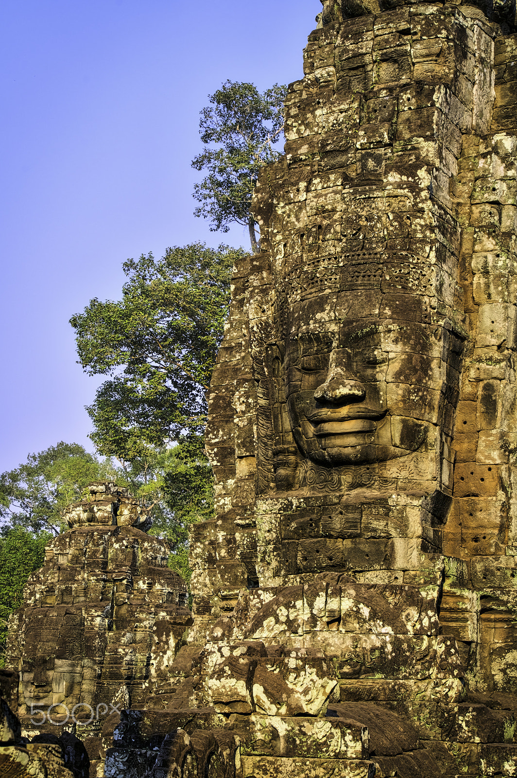Sony FE 28-70mm F3.5-5.6 OSS sample photo. Bayon facing the sun photography
