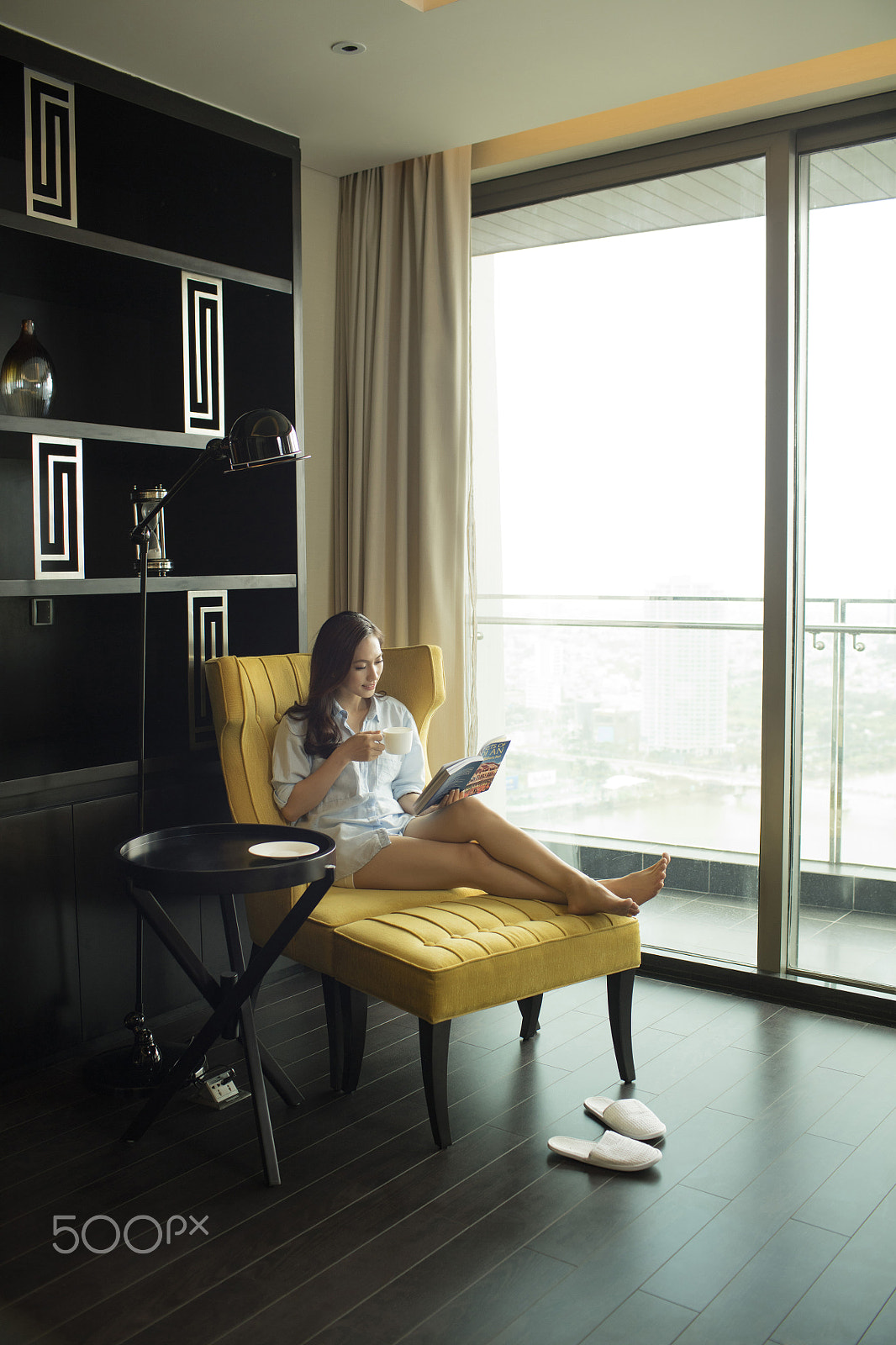 Canon EOS 5DS R + Canon EF 35mm F1.4L USM sample photo. Beauty girl reading book in the morning photography