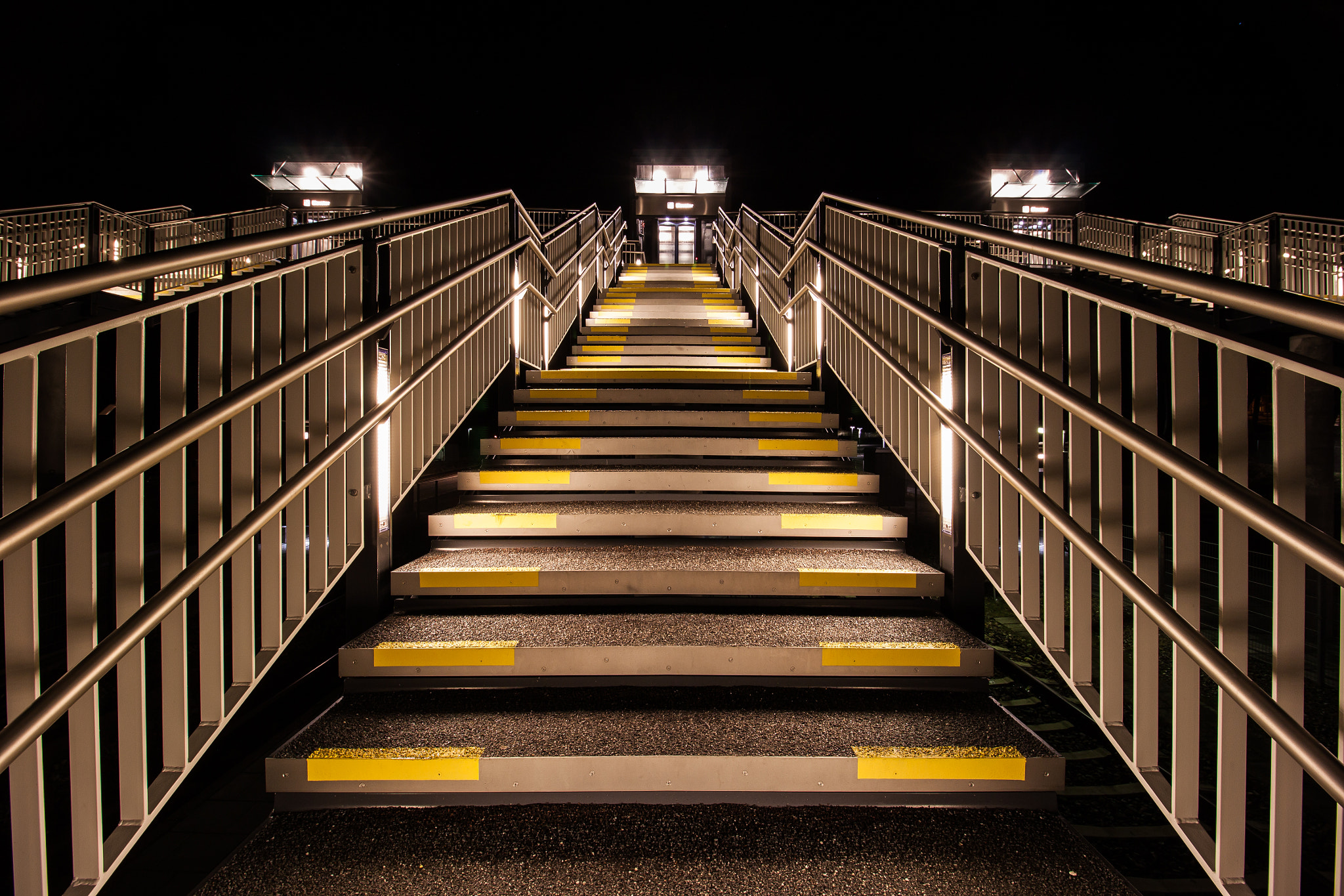 Canon EOS 500D (EOS Rebel T1i / EOS Kiss X3) sample photo. Stairs to the night photography