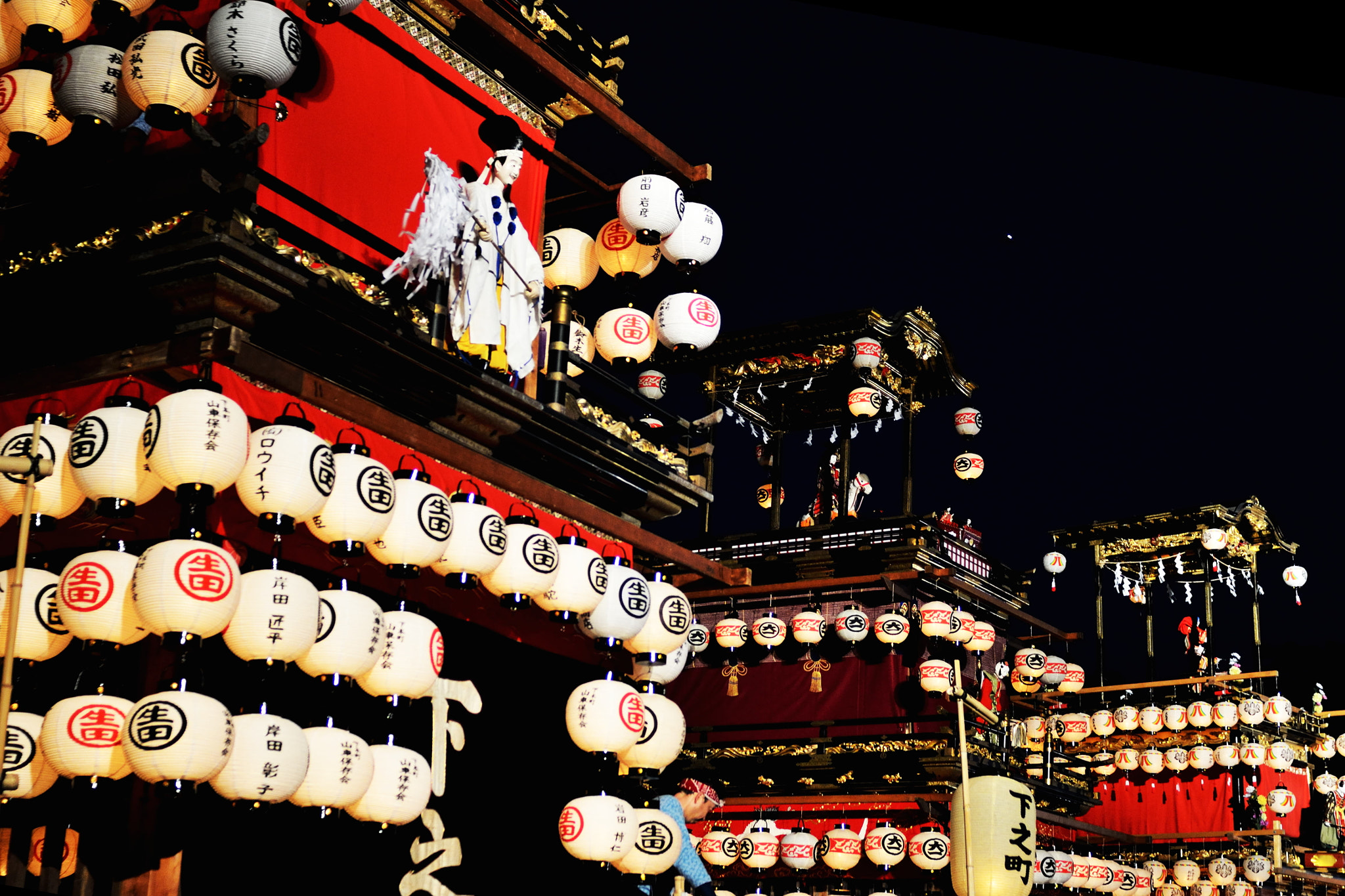 Nikon D7000 + Nikon AF Nikkor 28mm F2.8D sample photo. The pull car decorated with paper lantern photography