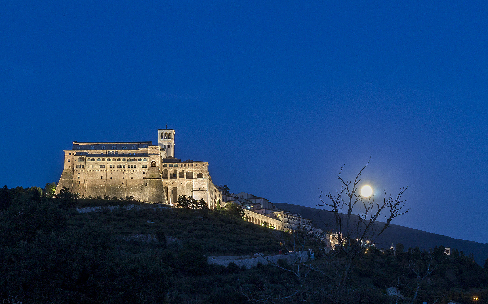 Canon EOS 500D (EOS Rebel T1i / EOS Kiss X3) + Canon EF 17-40mm F4L USM sample photo. Blue hour in assisi photography