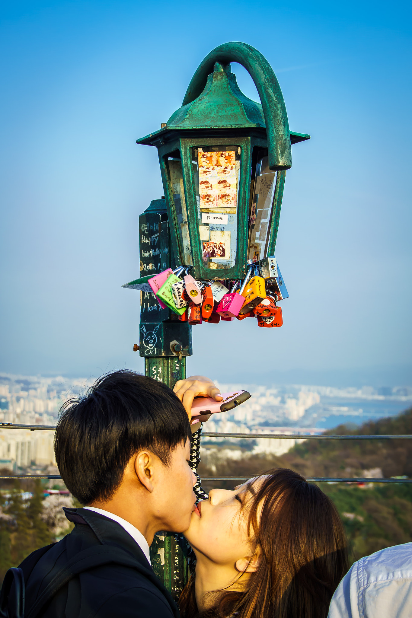 Sigma 17-70mm F2.8-4.5 (D) sample photo. Two people under a lantern photography