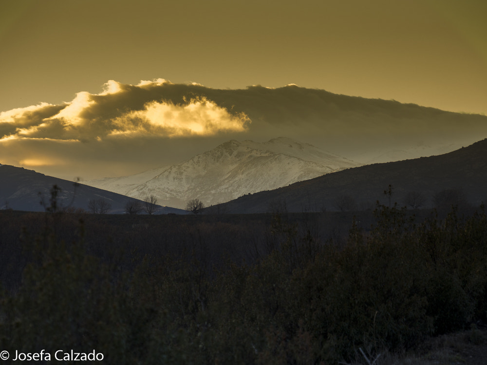 Olympus OM-D E-M10 + Tamron 14-150mm F3.5-5.8 Di III sample photo. Atardecer sobre el pico ocejón (guadalajara) spain photography