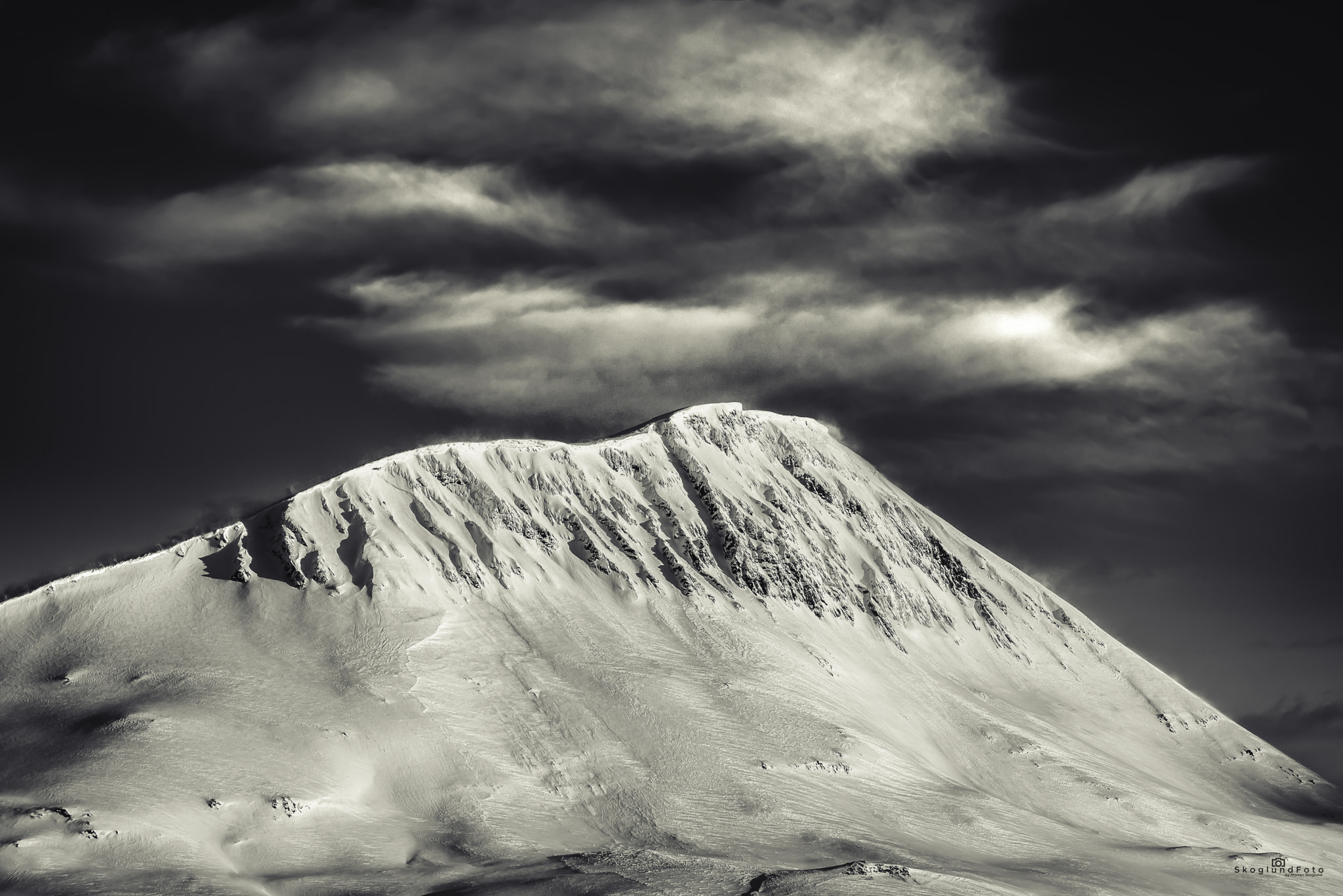 AF-S Zoom-Nikkor 80-200mm f/2.8D IF-ED sample photo. Tromsdalstinden photography
