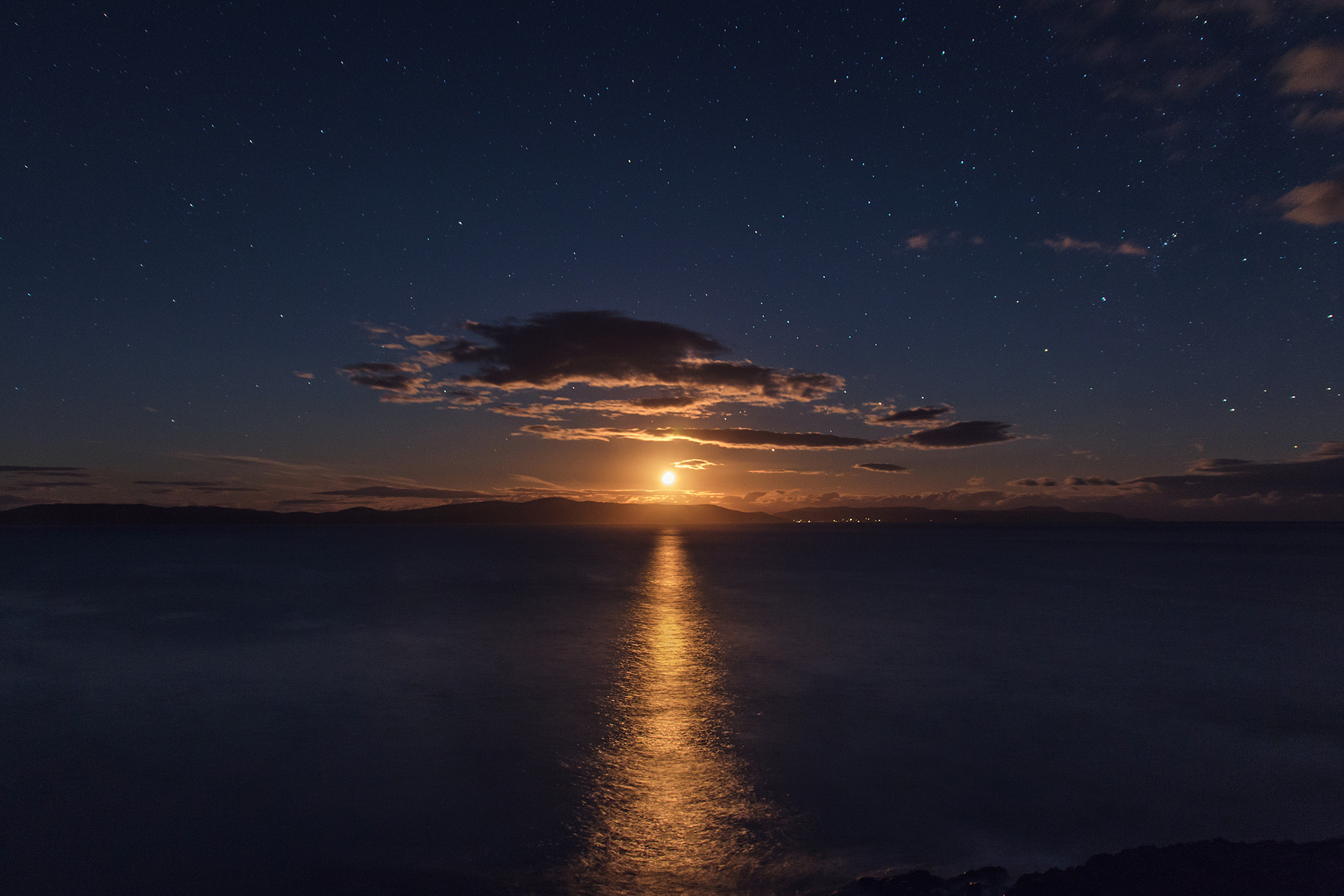 Canon EOS 70D + Canon EF 500mm F4L IS USM sample photo. Moonrise over tasmania photography