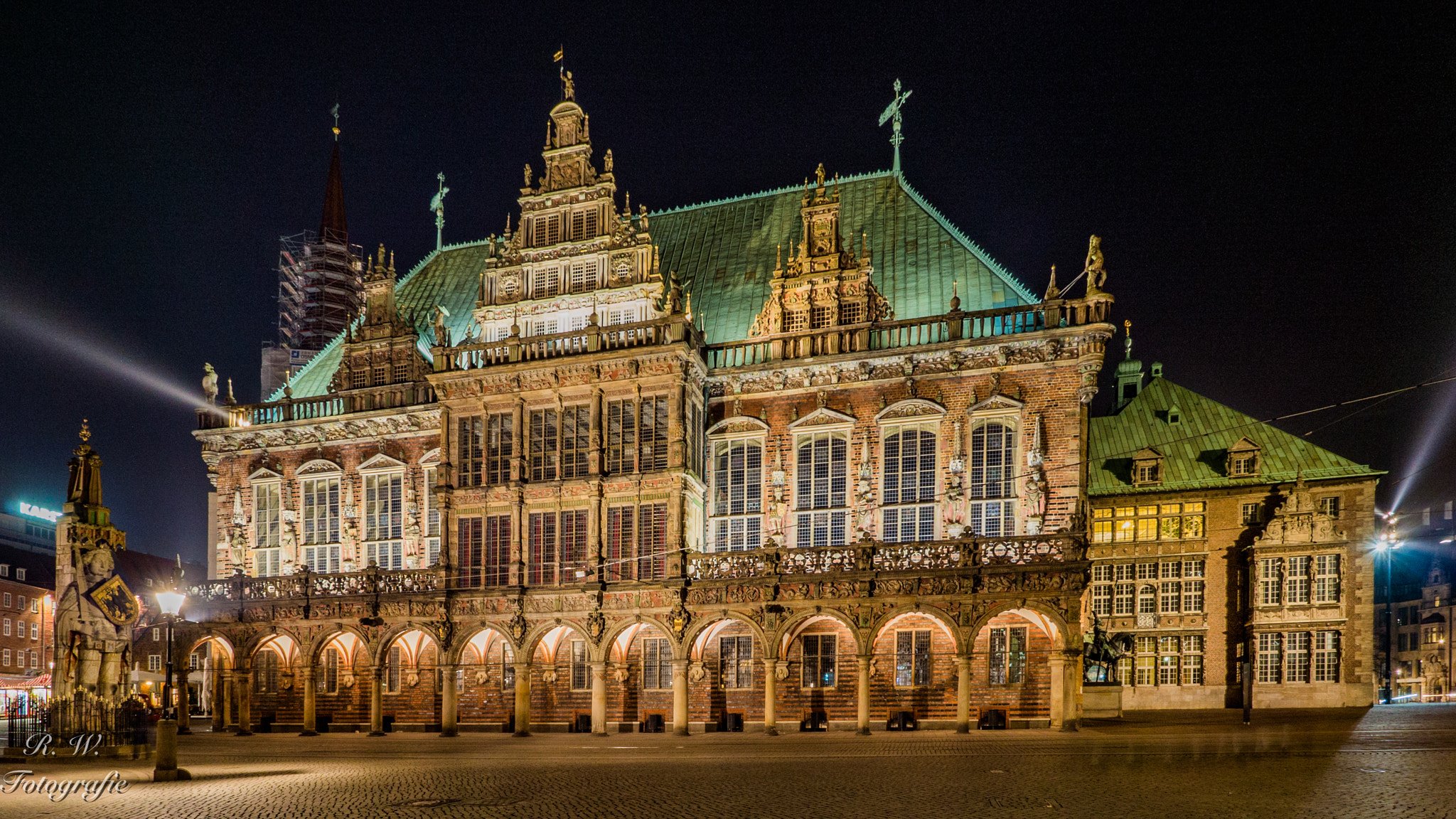 Panasonic Lumix DMC-GH3 + Panasonic Lumix G Vario 7-14mm F4 ASPH sample photo. Bremer rathaus photography