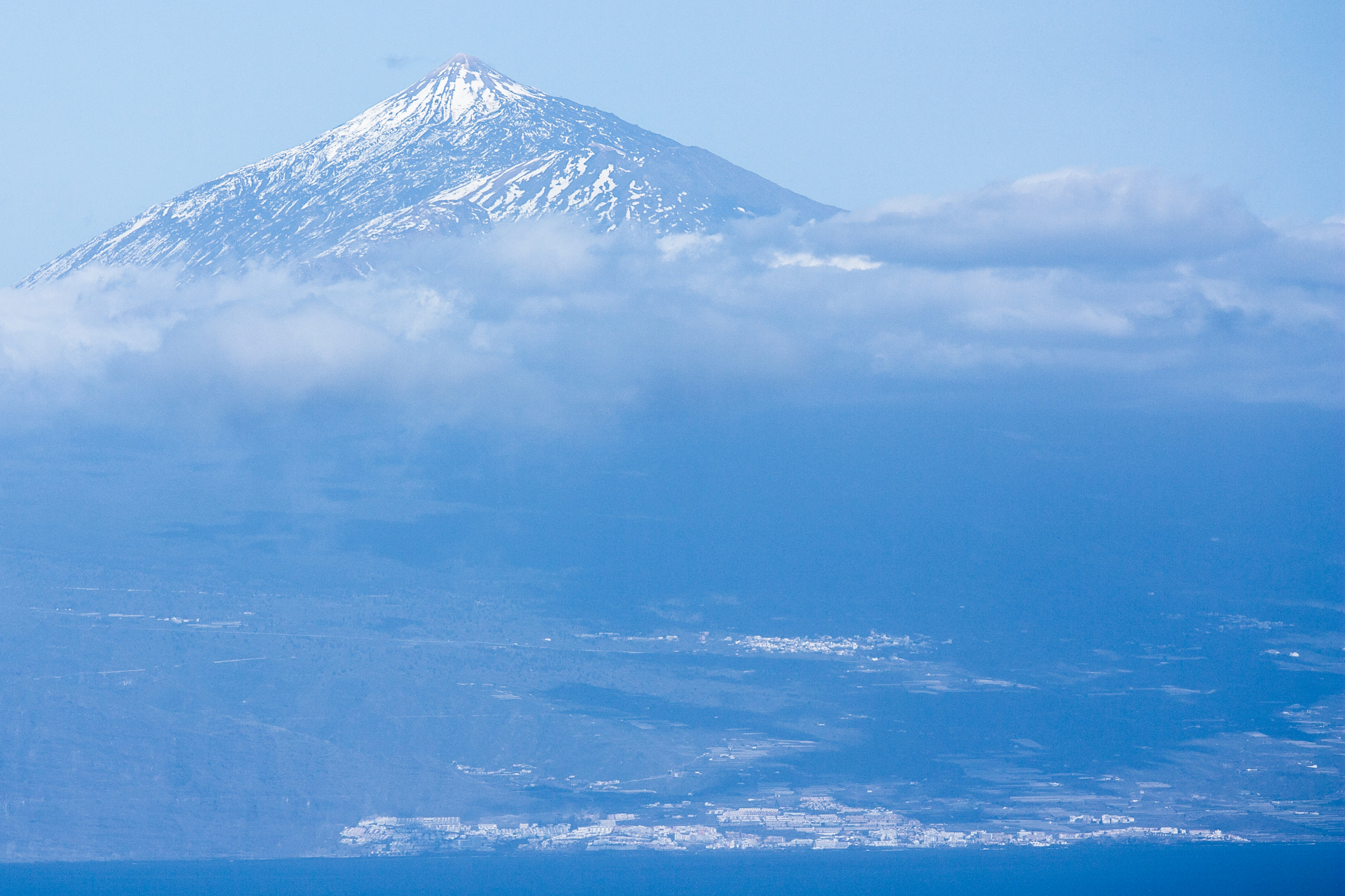 Canon EOS 450D (EOS Rebel XSi / EOS Kiss X2) + Canon EF 70-200mm F4L IS USM sample photo. Padre teide photography