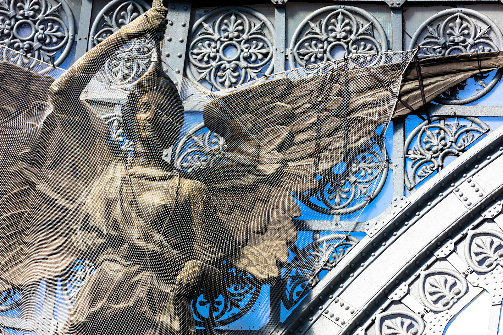Tamron SP 150-600mm F5-6.3 Di VC USD sample photo. Details of gallery umberto i, naples , italy photography