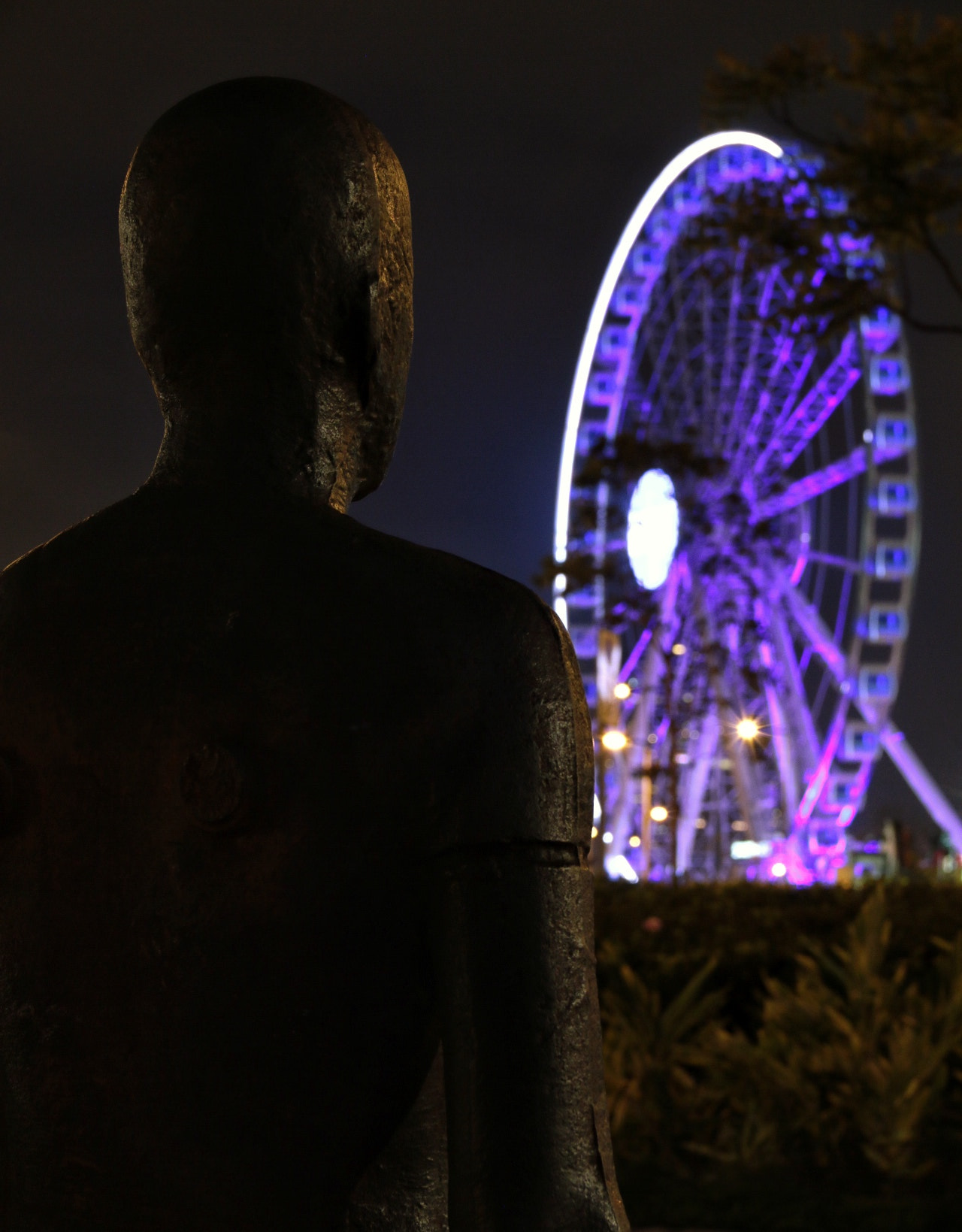 Canon EOS 70D + Canon EF-S 18-135mm F3.5-5.6 IS sample photo. Gormley man at wheel hk photography