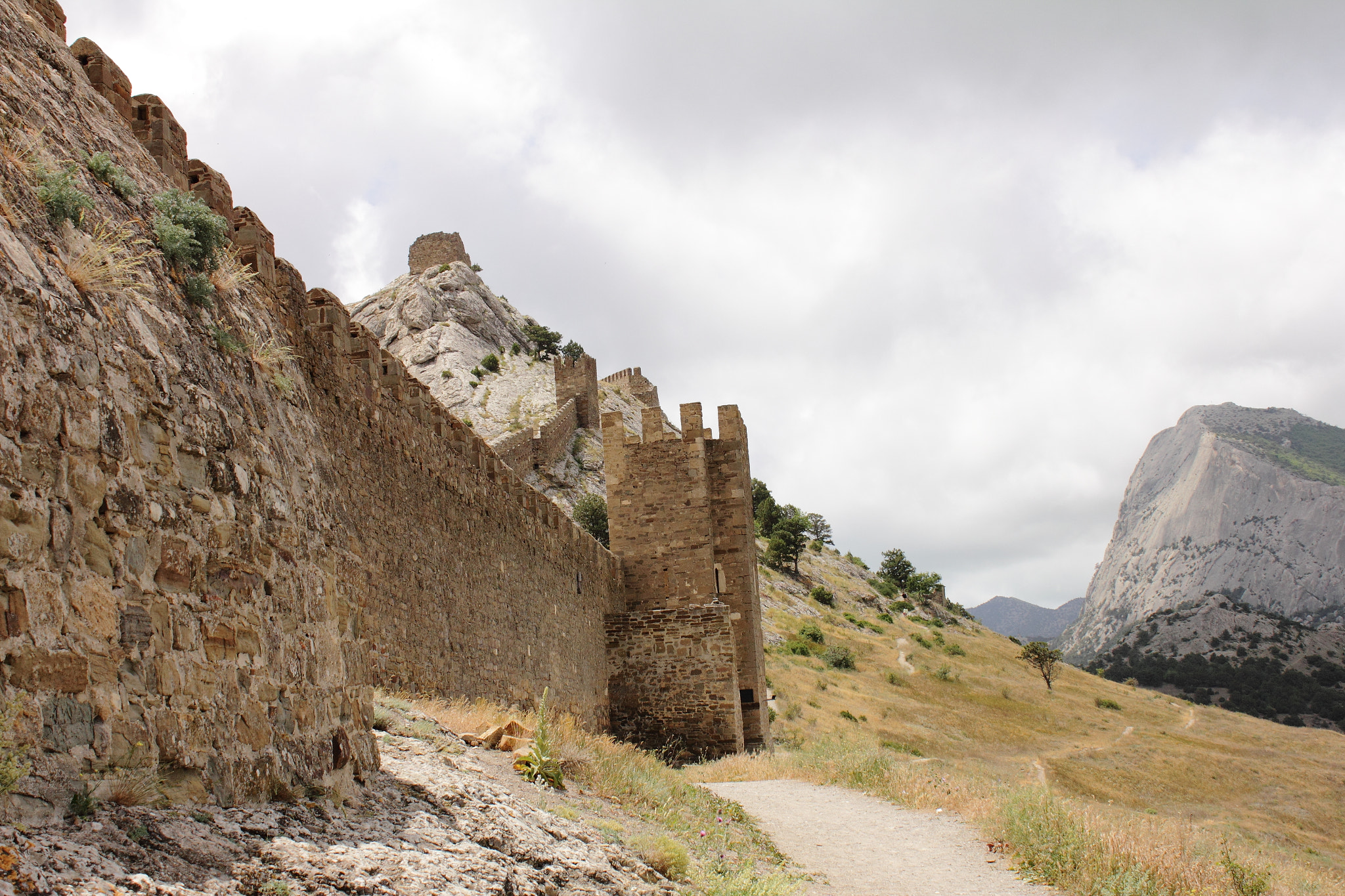 Canon EOS 550D (EOS Rebel T2i / EOS Kiss X4) + Canon EF-S 18-55mm F3.5-5.6 IS sample photo. Genoese fortress in crimea photography