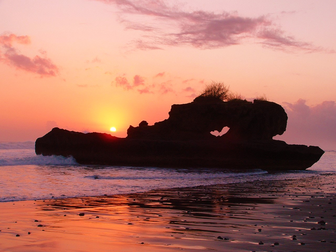 Fujifilm FinePix S3000 sample photo. Sundown at tanah lot bali photography