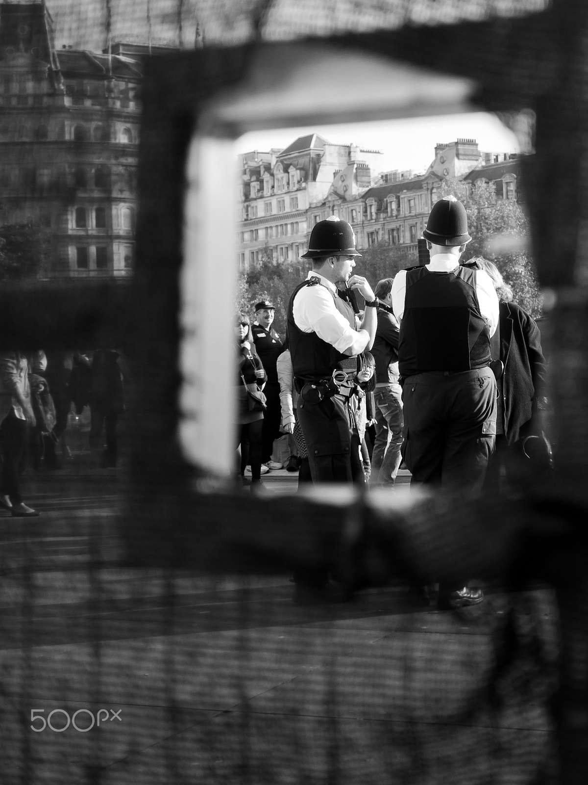 Olympus OM-D E-M10 + Olympus M.Zuiko Digital 17mm F1.8 sample photo. Two police men, london photography