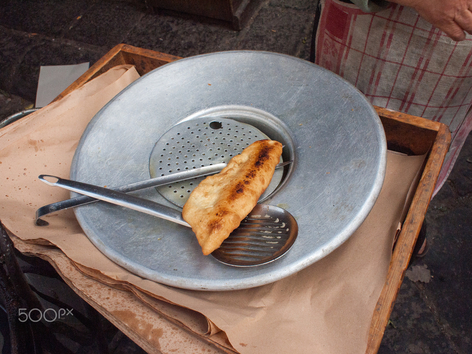 Olympus PEN E-P2 + Olympus M.Zuiko Digital 17mm F2.8 Pancake sample photo. Fried pizza  in the street photography