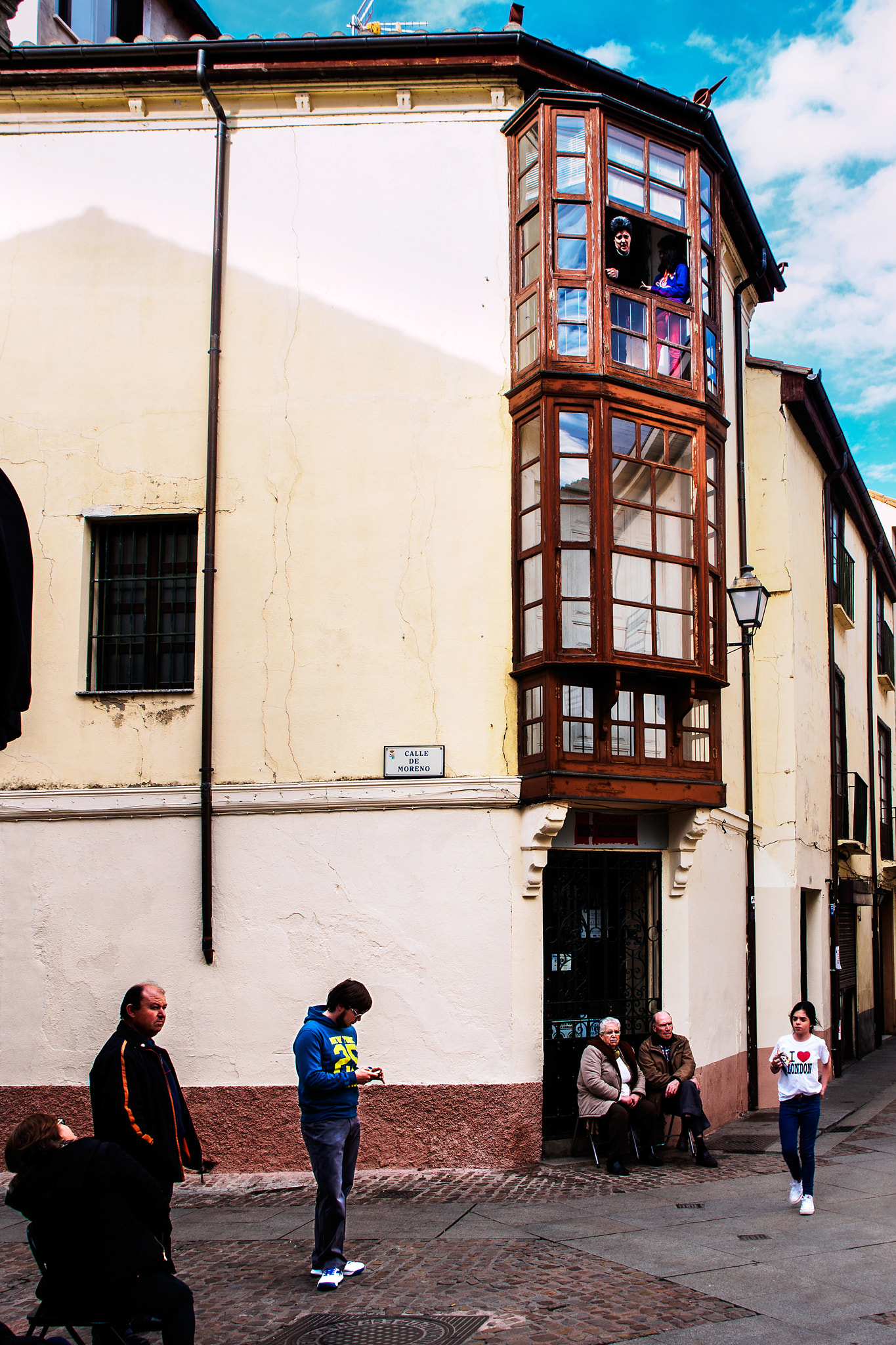 Olympus OM-D E-M5 + OLYMPUS 14-54mm Lens sample photo. Scene in moreno street photography