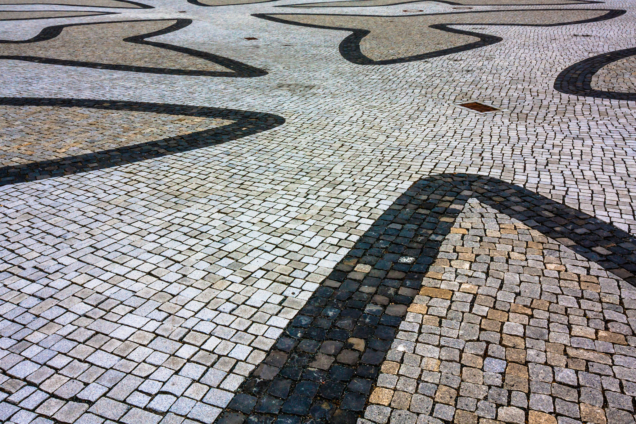 Canon EF-S 10-18mm F4.5–5.6 IS STM sample photo. Hannover trammplatz pavement photography