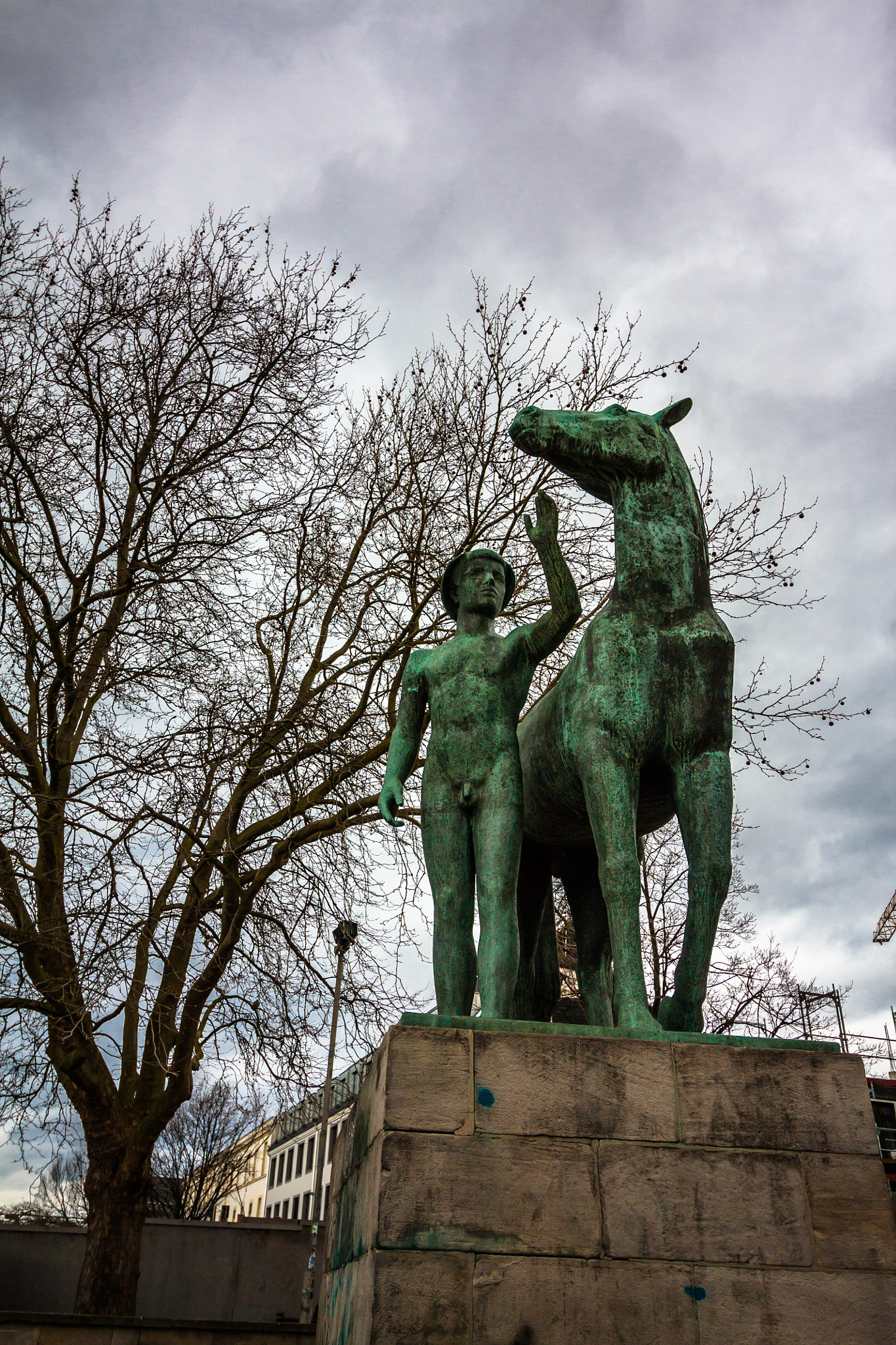 Canon EF-S 10-18mm F4.5–5.6 IS STM sample photo. Hannover statue at beginenturm photography