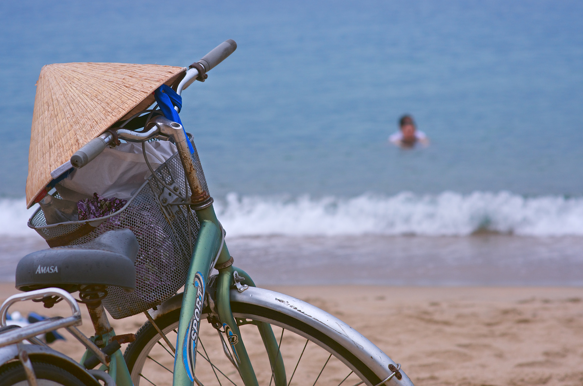 Pentax K-5 + Pentax smc DA 70mm F2.4 AL Limited sample photo. Bicycle near seaside photography
