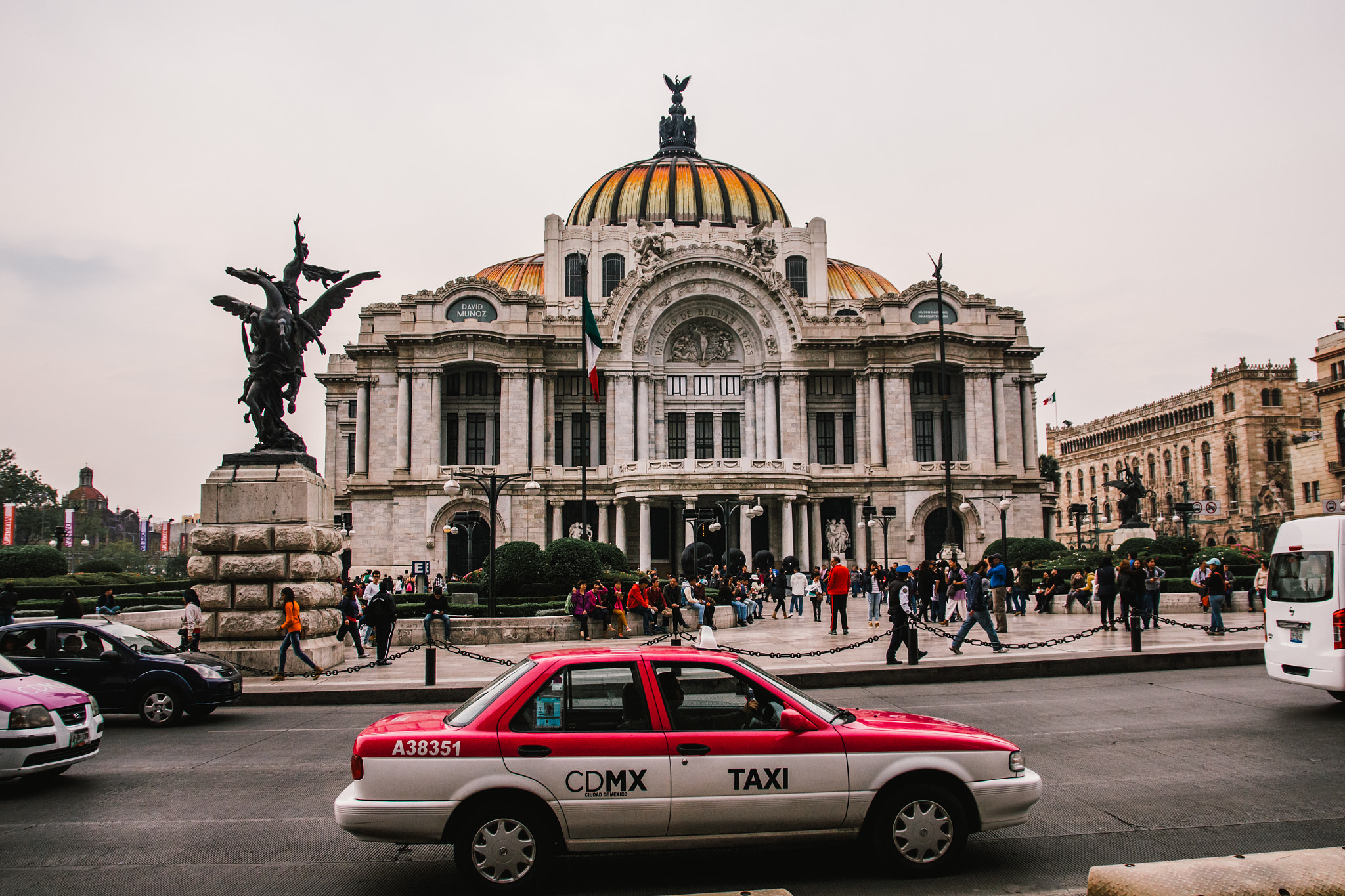 Sigma 17-70mm F2.8-4 DC Macro OS HSM sample photo. Taxi cdmx photography