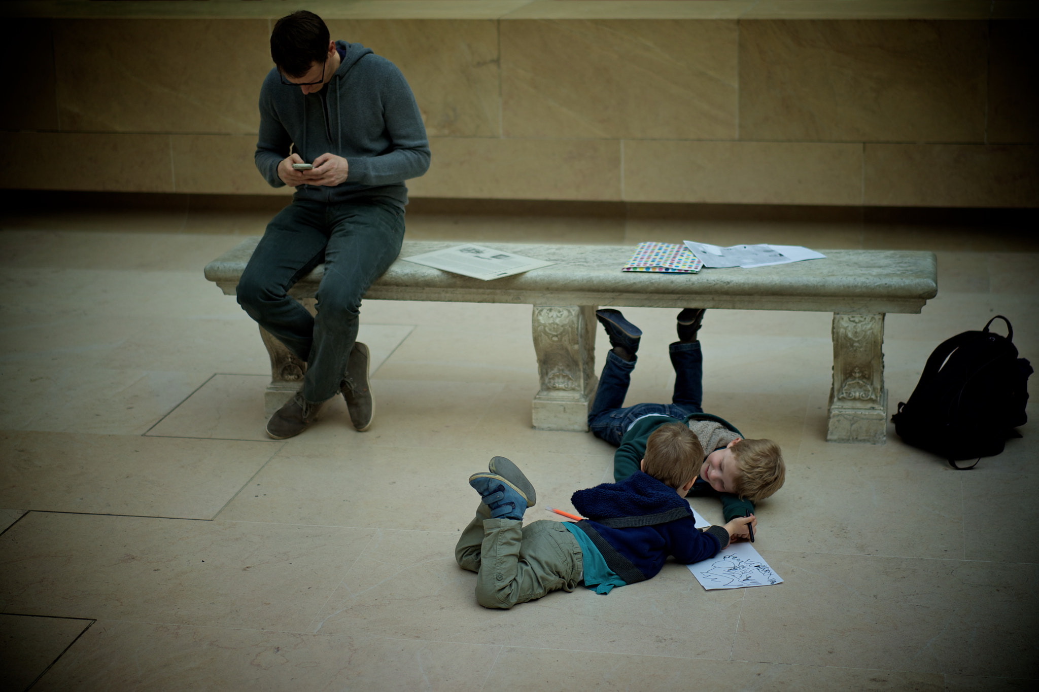 Sony a7R + Sony Sonnar T* FE 55mm F1.8 ZA sample photo. A family in musée du louvre photography