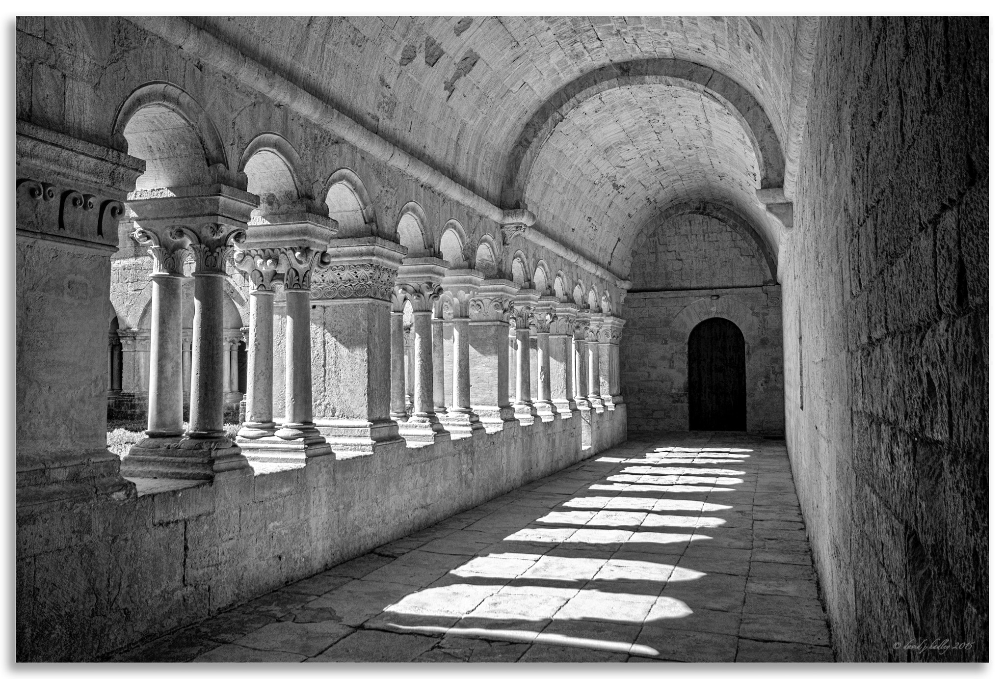 Sigma AF 10-20mm F4-5.6 EX DC sample photo. Abbaye notre dame de sénanque cloisters framed photography