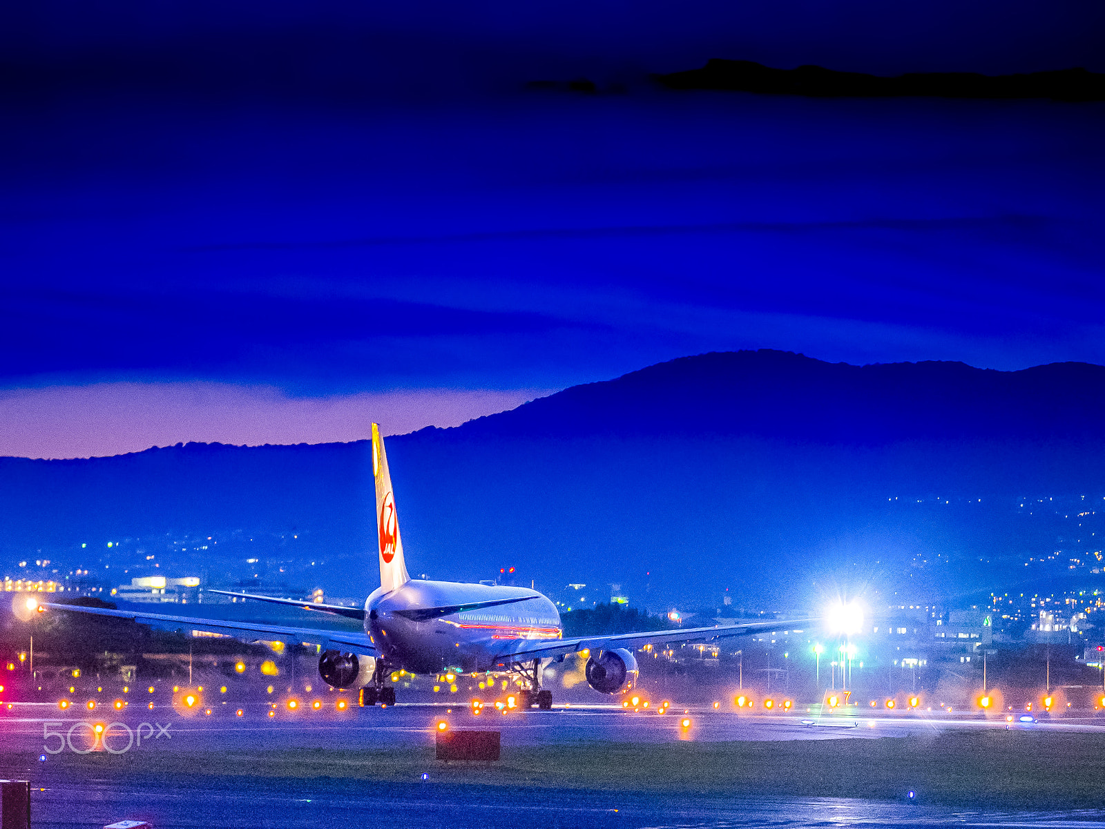 Panasonic Lumix G X Vario 35-100mm F2.8 OIS sample photo. Night flight photography
