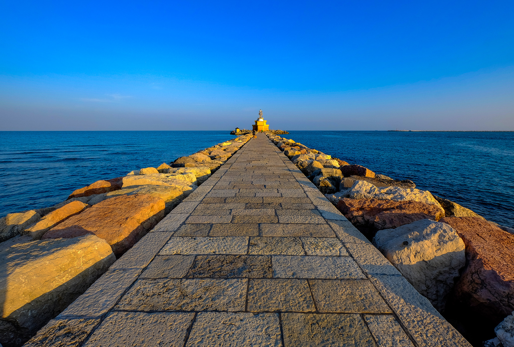 Fujifilm X-M1 + Fujifilm XF 10-24mm F4 R OIS sample photo. Camminata verso il mare photography
