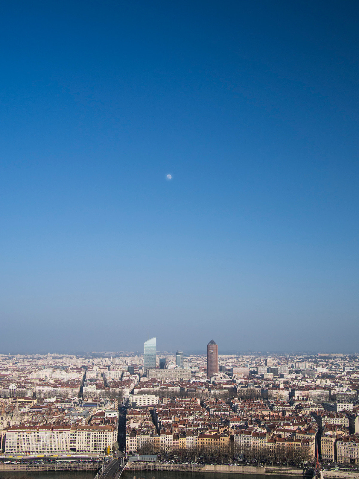 Olympus PEN E-PL5 + Panasonic Lumix G 20mm F1.7 ASPH sample photo. Lune en plein jour photography