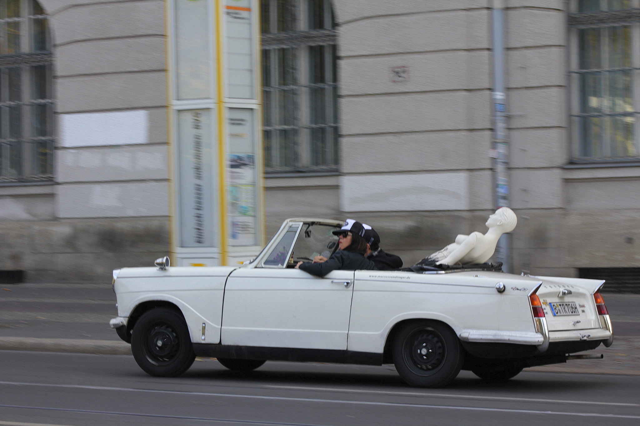Canon EOS 550D (EOS Rebel T2i / EOS Kiss X4) sample photo. Driving with a friend in the back seat photography