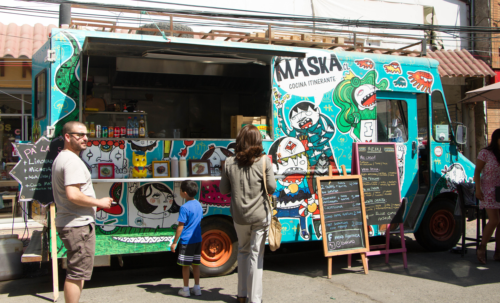 Canon EF-S 18-135mm F3.5-5.6 IS STM sample photo. Foodtruck chile - maska photography