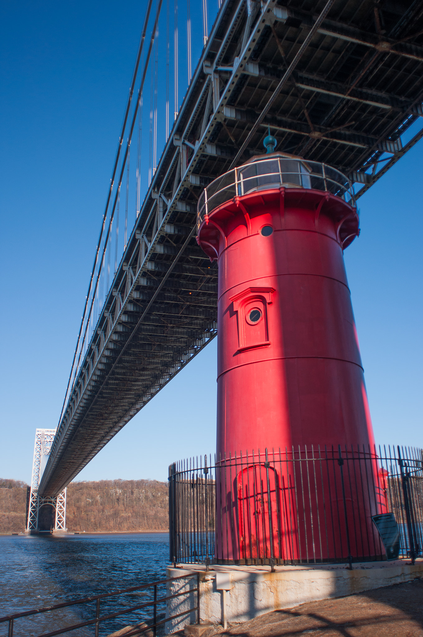 Nikon D90 + Nikon AF Nikkor 20mm F2.8D sample photo. The little red lighthouse and the great grey bridge photography