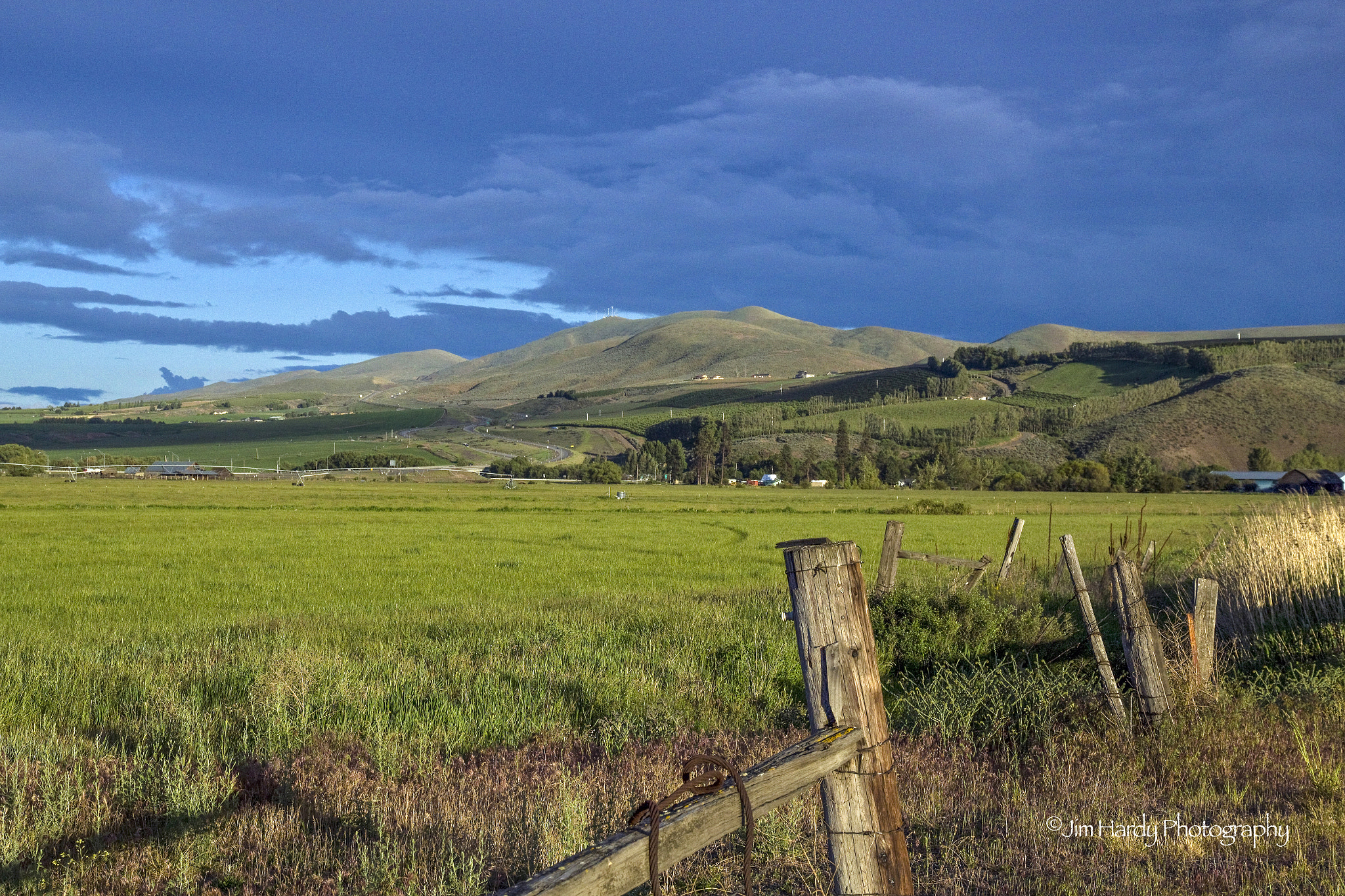 Canon EOS 550D (EOS Rebel T2i / EOS Kiss X4) sample photo. Looking to manastash ridge photography