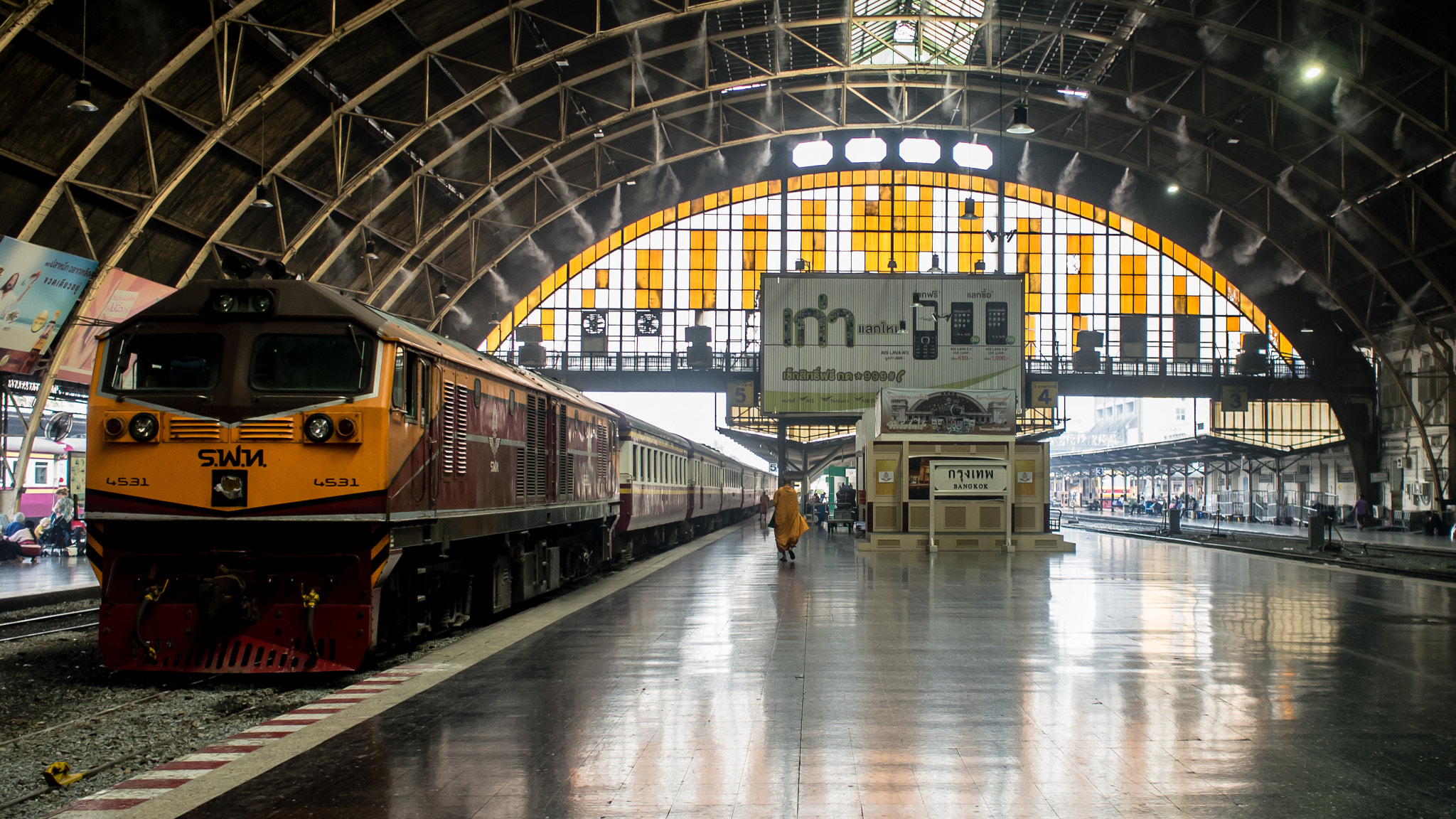 Olympus OM-D E-M5 + Olympus M.Zuiko Digital 17mm F1.8 sample photo. Hua lamphong train station, bangkok photography