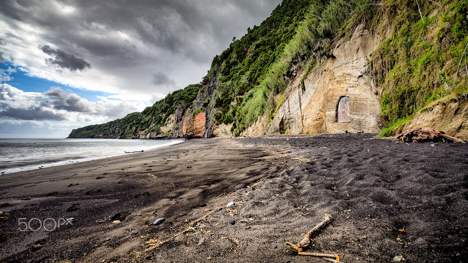 Canon EOS 6D + 16.0 - 35.0 mm sample photo. Azores. black beach. photography