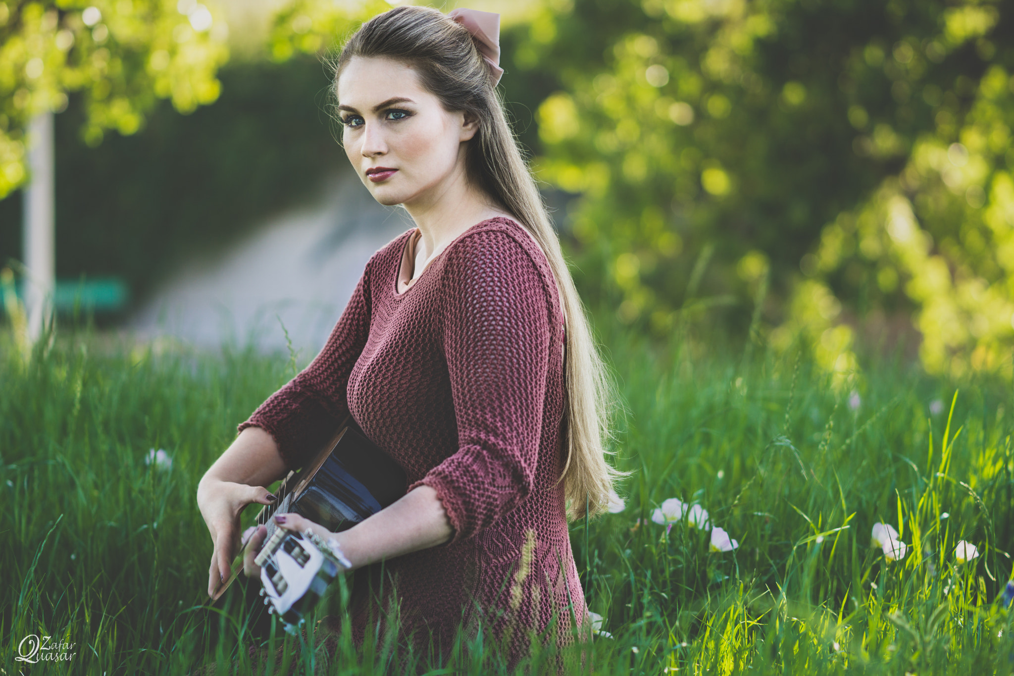 ZEISS Batis 85mm F1.8 sample photo. Guitar girl photography