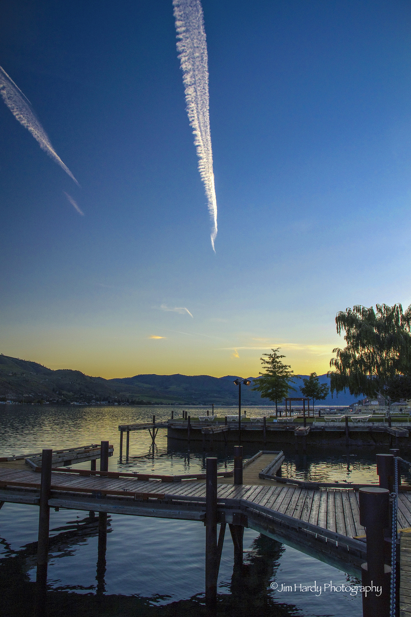 Canon EOS 550D (EOS Rebel T2i / EOS Kiss X4) + Canon EF-S 15-85mm F3.5-5.6 IS USM sample photo. Lake chelan contrails photography