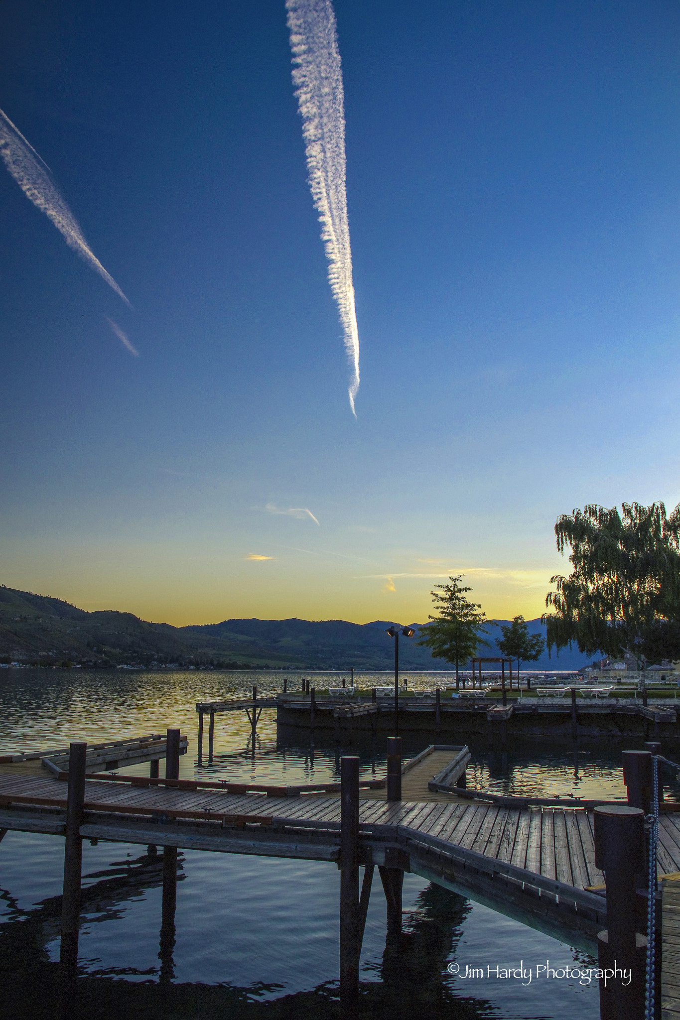 Canon EOS 550D (EOS Rebel T2i / EOS Kiss X4) sample photo. Lake chelan contrails photography