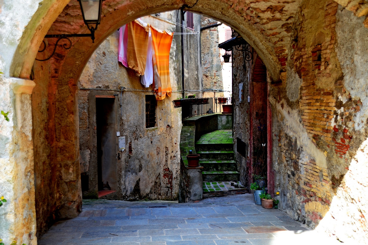 Sigma 18-200mm F3.5-6.3 DC OS HSM sample photo. Capalbio...vicolo photography