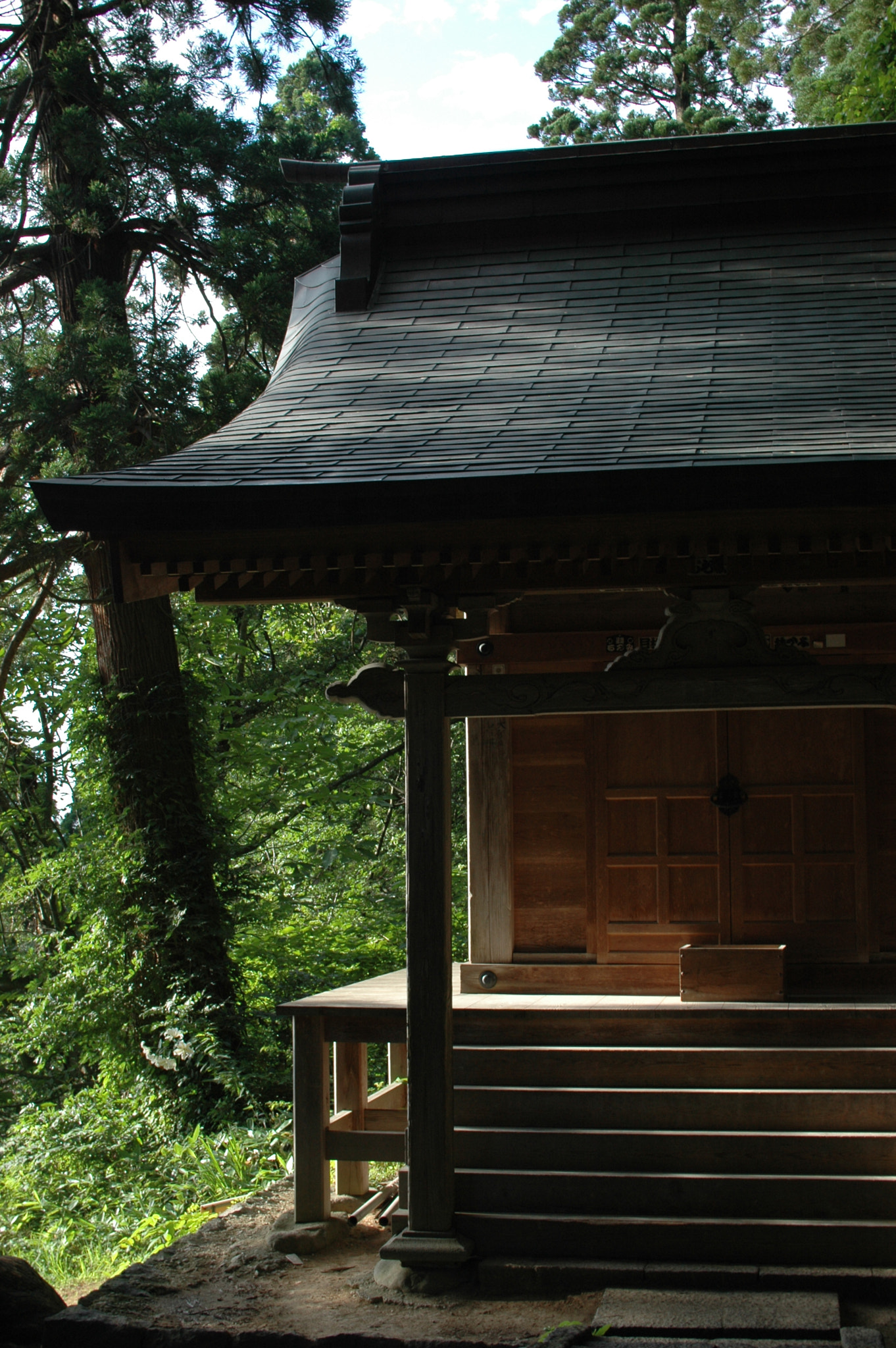 Nikon D70 + Sigma 30mm F1.4 EX DC HSM sample photo. Small shrine on mt. haguro photography