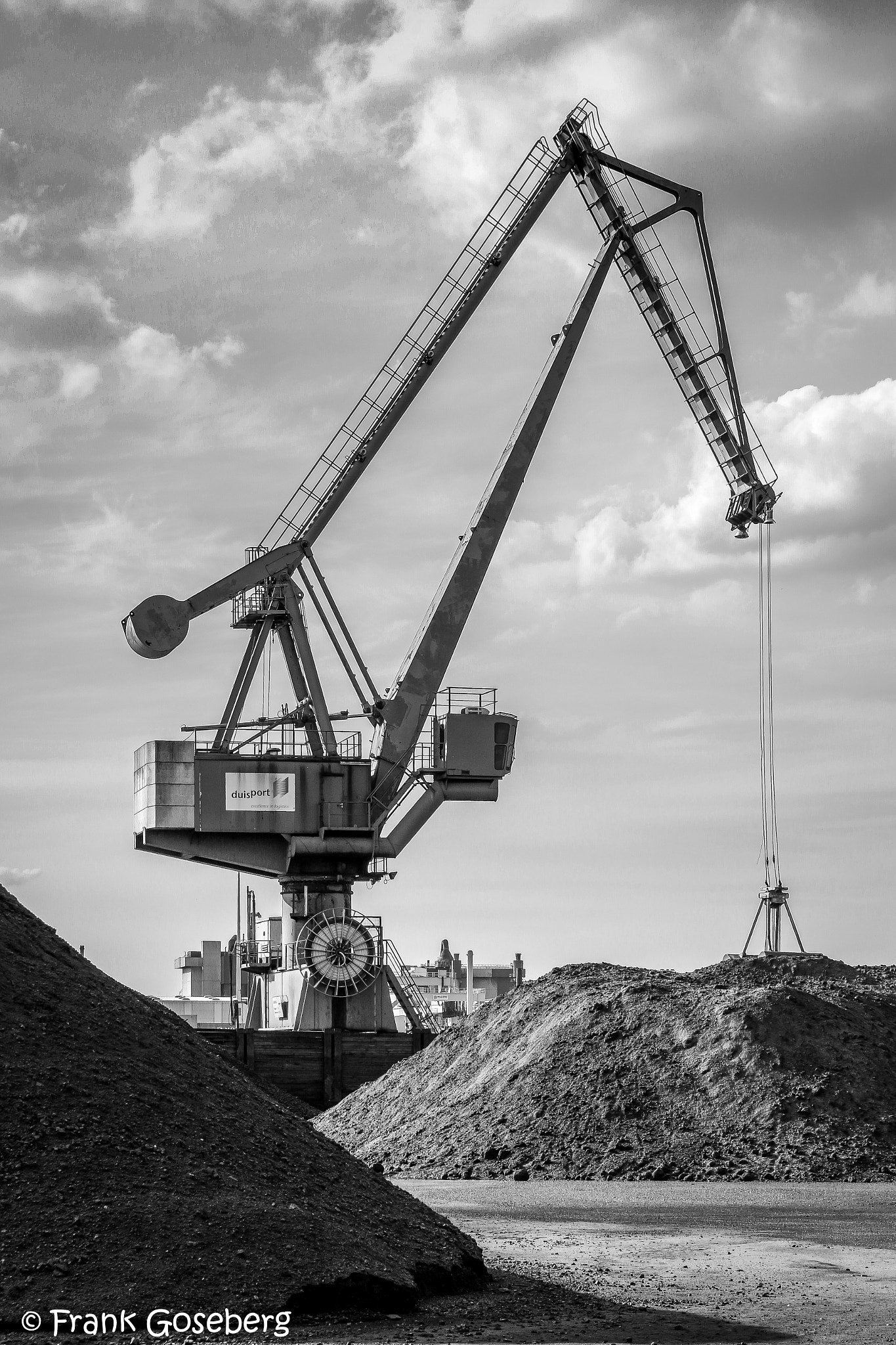 Canon EF-S 17-85mm F4-5.6 IS USM sample photo. Hafenkran hafen duisburg photography