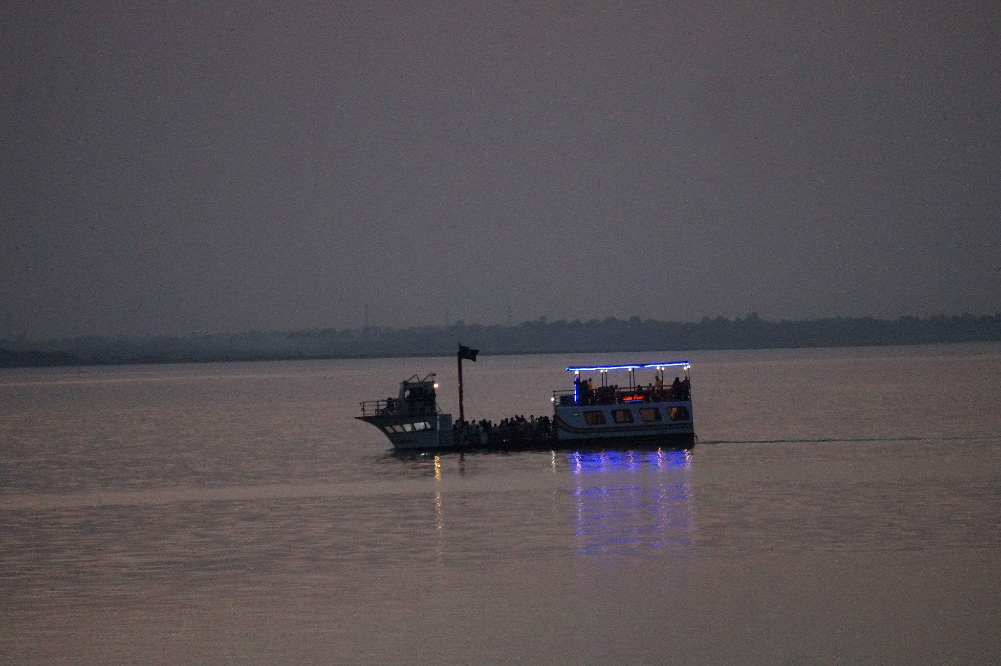 Sony E 55-210mm F4.5-6.3 OSS sample photo. Boat in lake photography